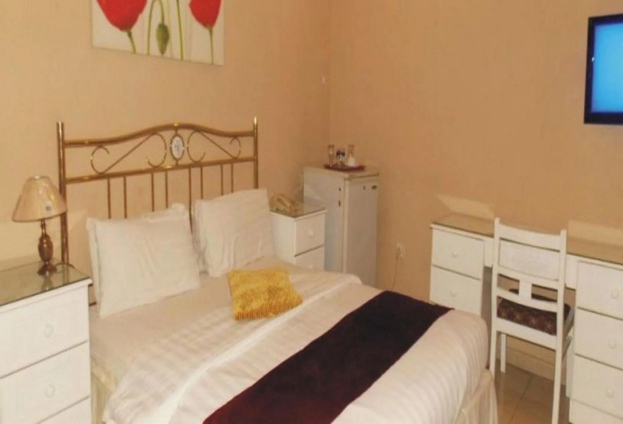 Bed in Room in Lodge - Ambassadors Hotel Ikoyi