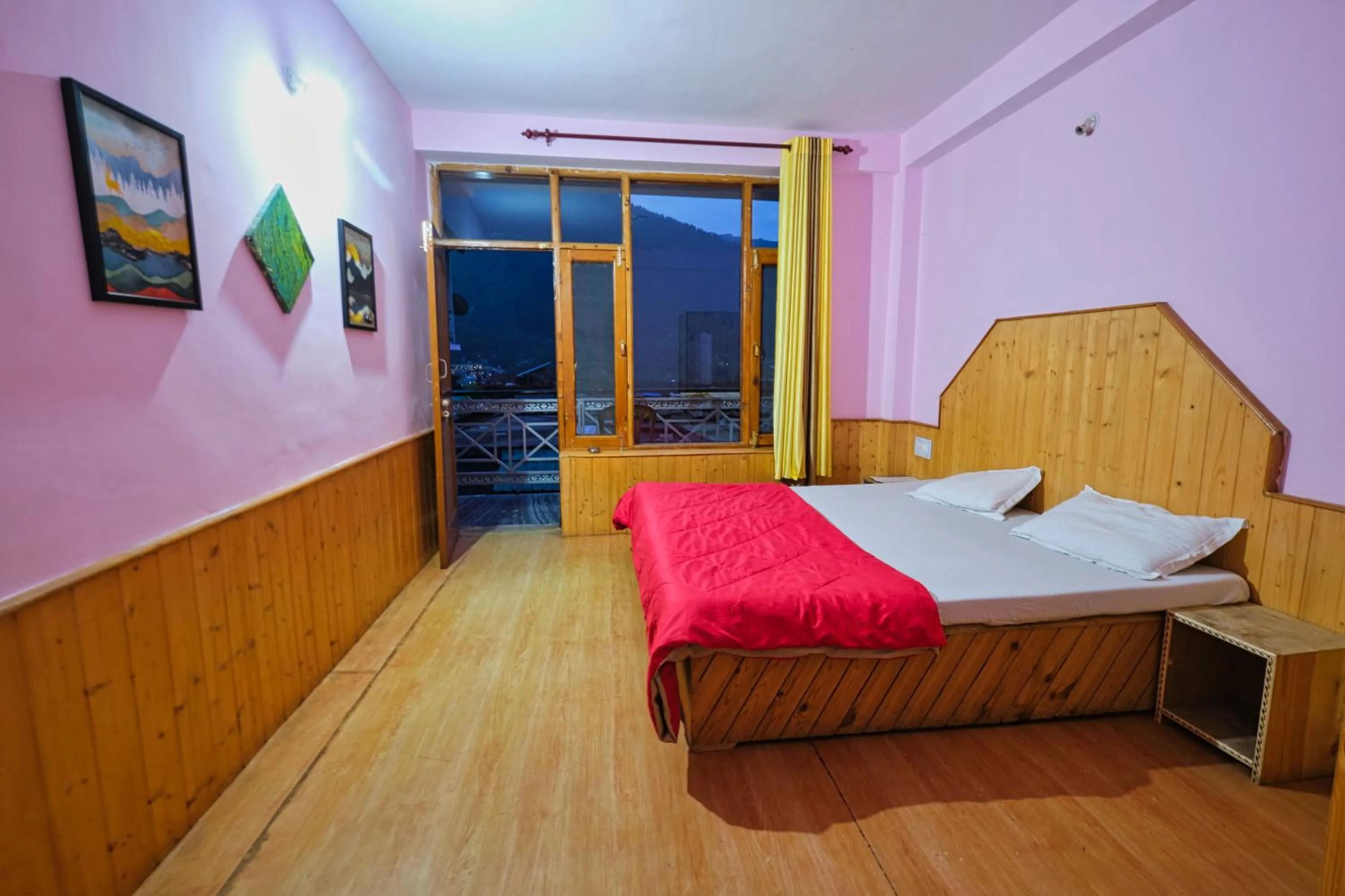 Photo of the whole room, Bed in Voyageur Nest