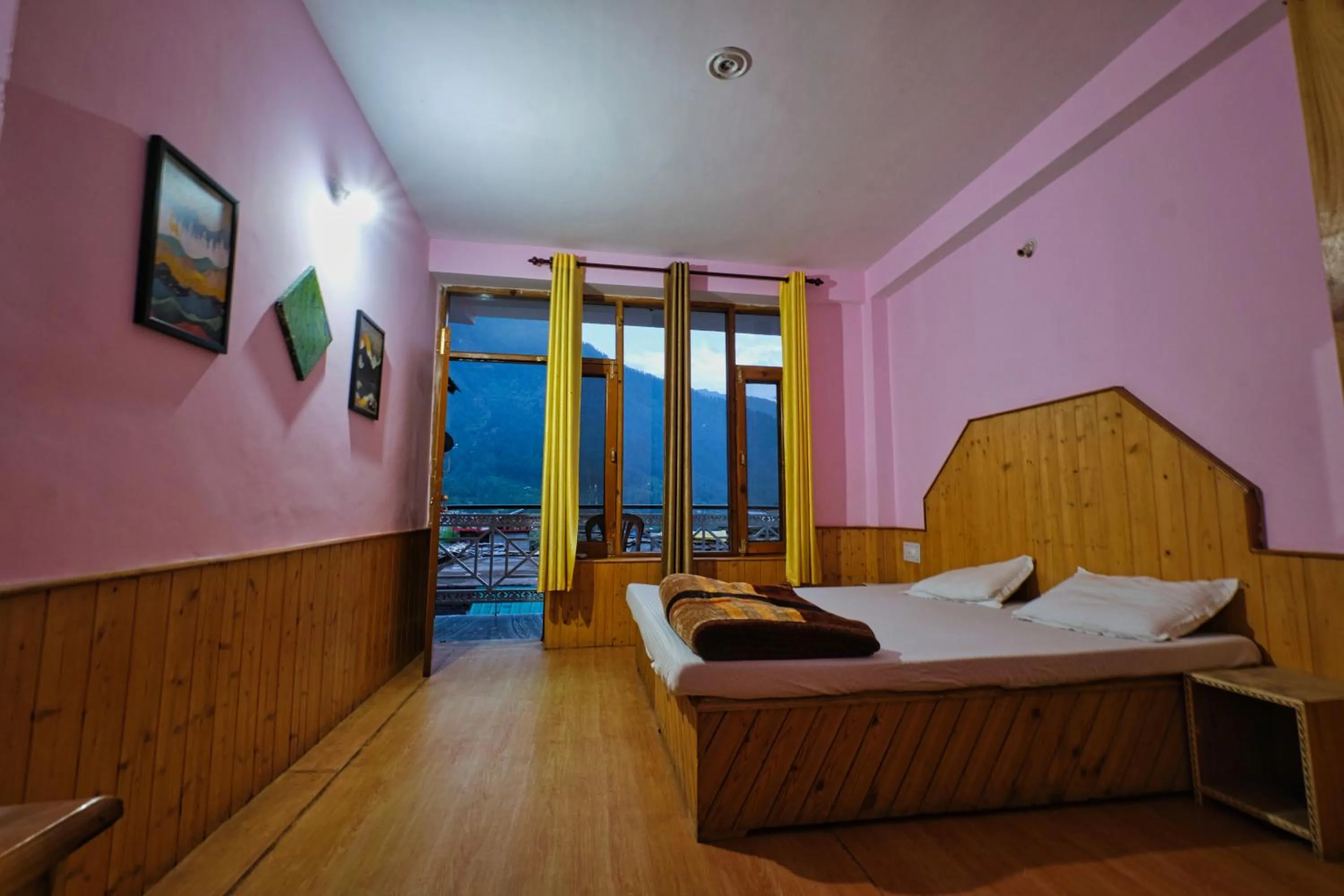 Photo of the whole room, Bed in Voyageur Nest