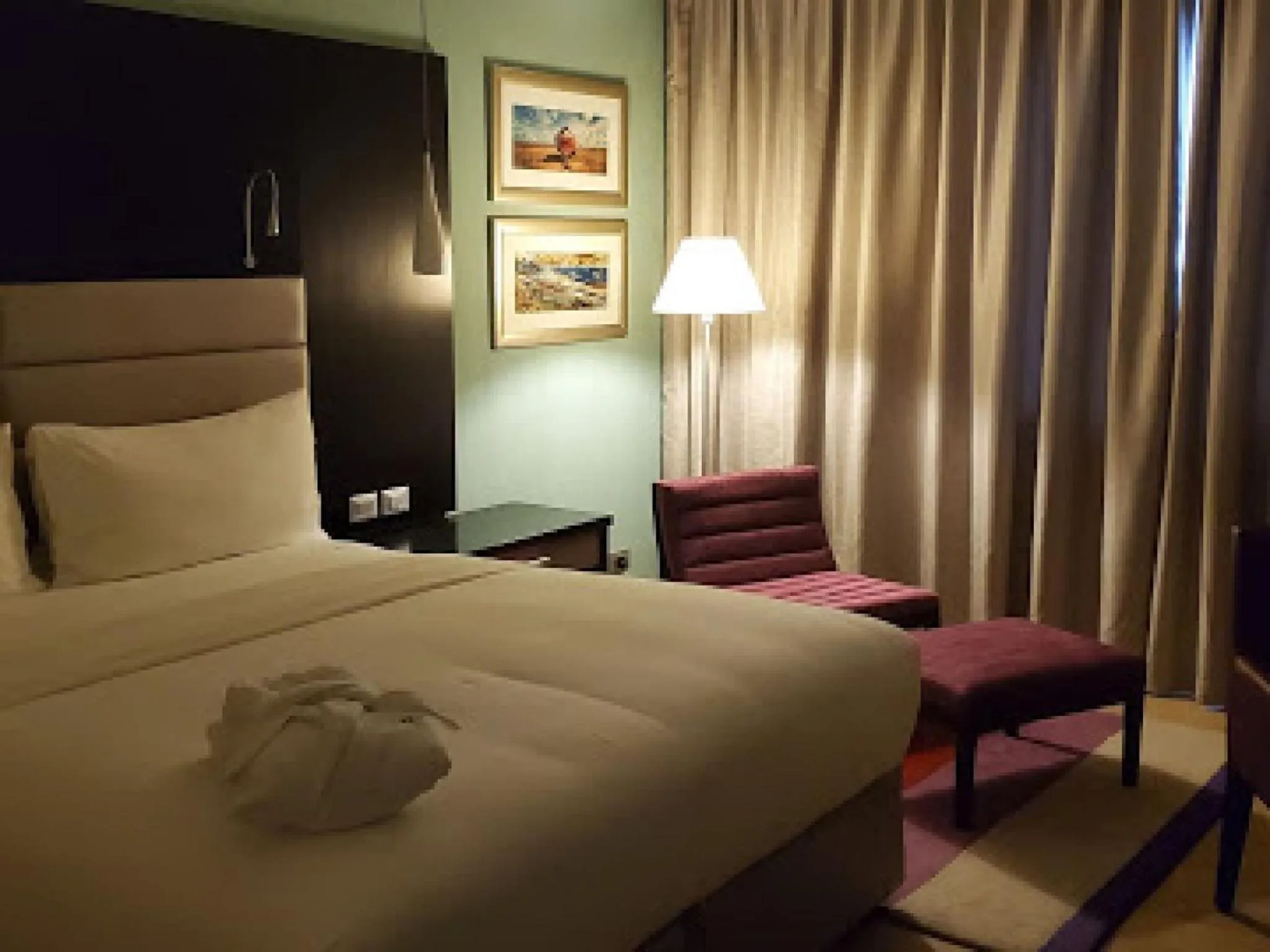 Bedroom, Bed in The Sojourner by Genesis