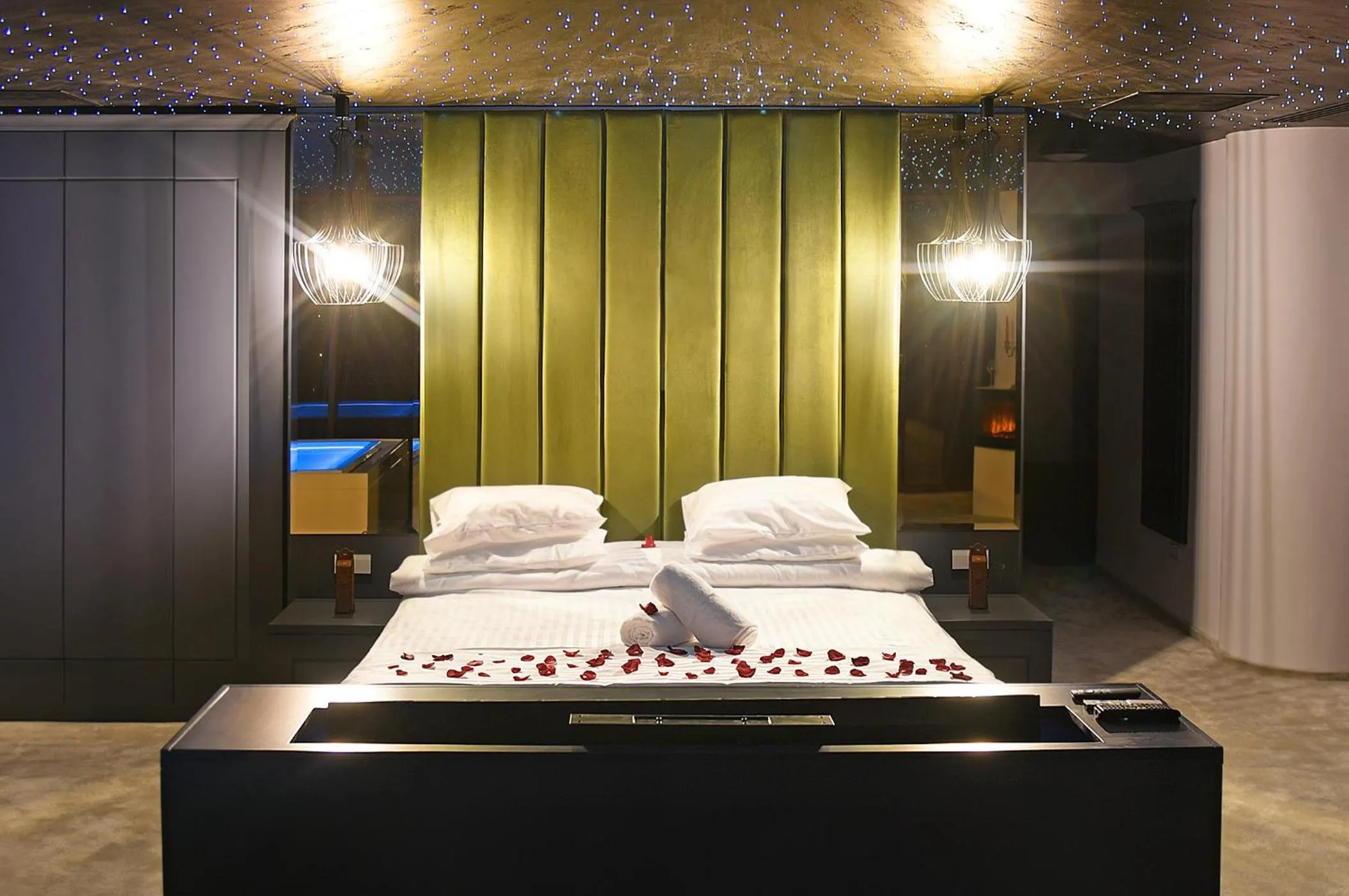 Photo of the whole room, Bed in COMPLEX PANORAMIC