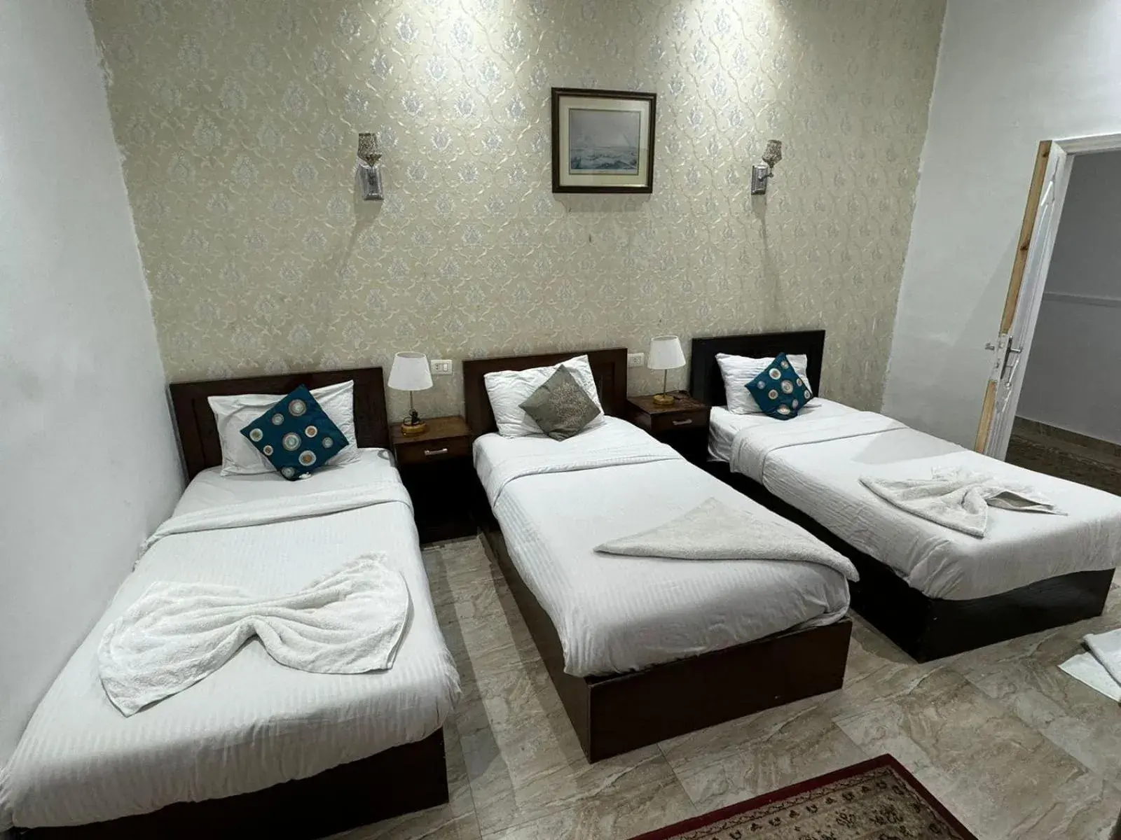 Triple Room with Balcony in Downtown Inn Triple Room with Balcony in Downtown Inn