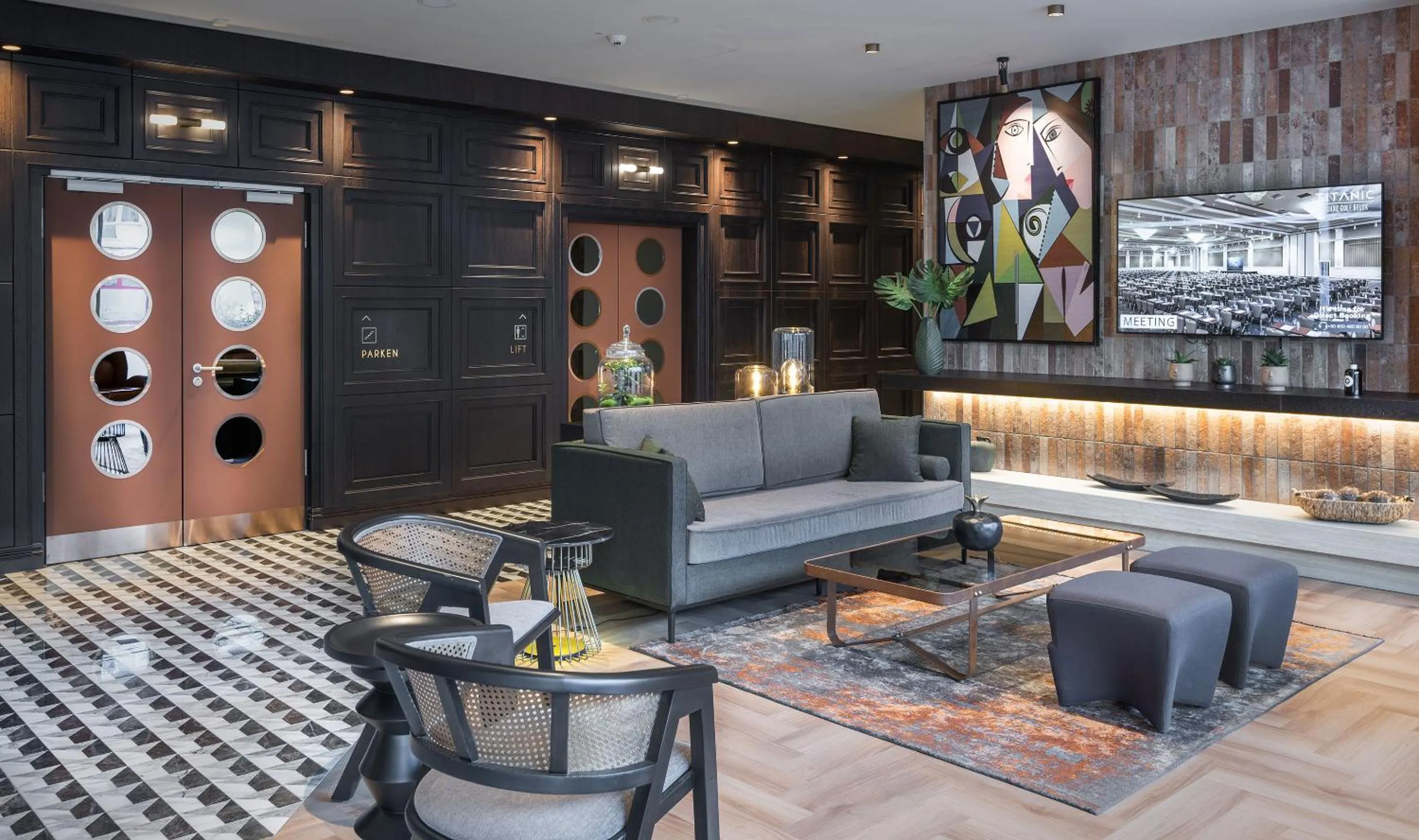 Lobby or reception in TITANIC Comfort Kurfürstendamm