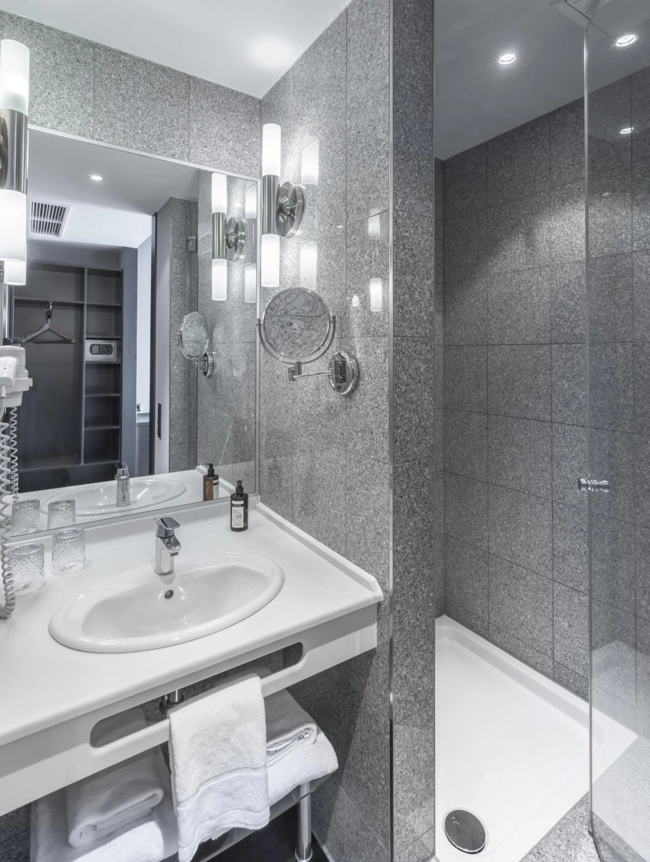 Bathroom in TITANIC Comfort Kurfürstendamm