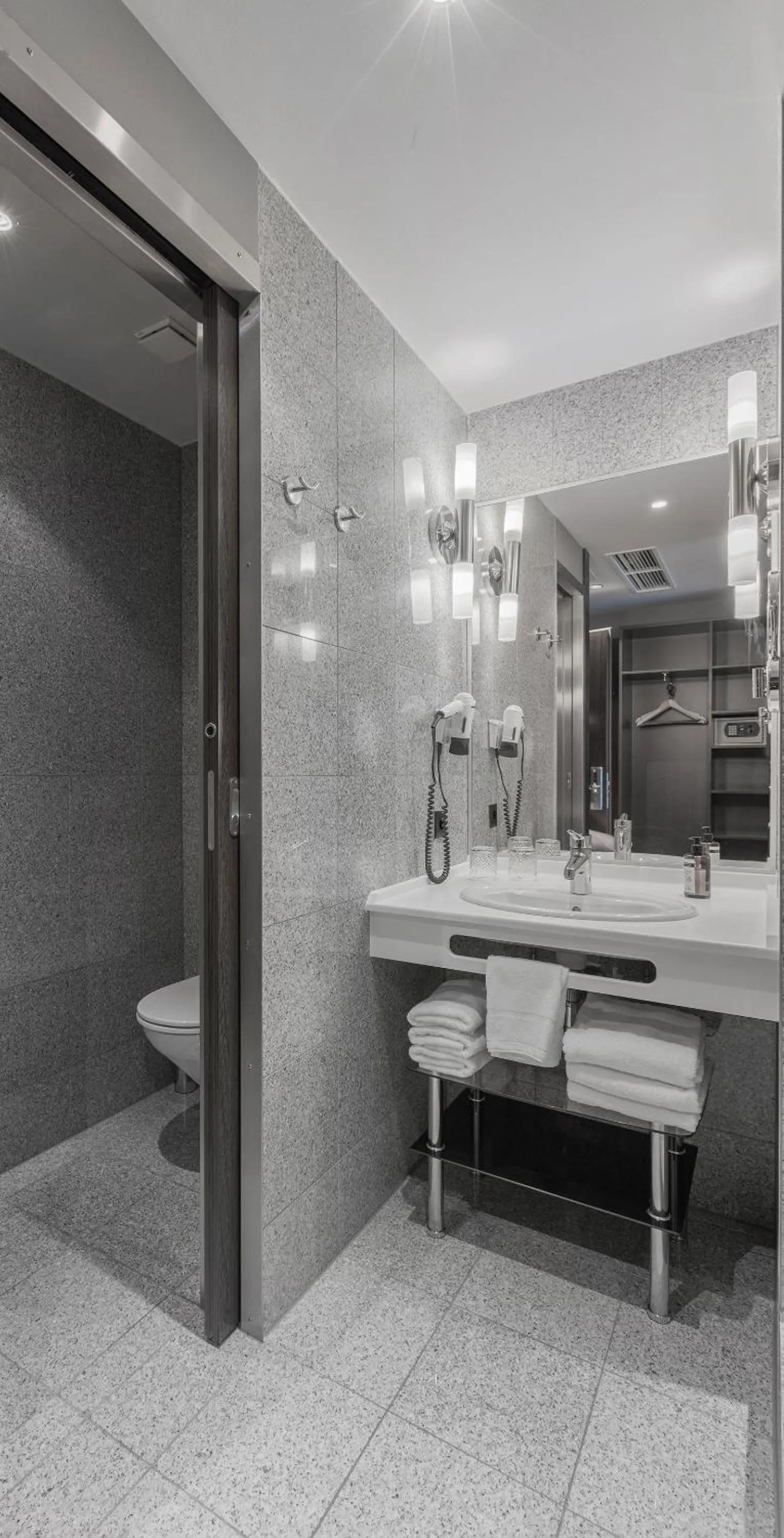 Toilet in TITANIC Comfort Kurfürstendamm