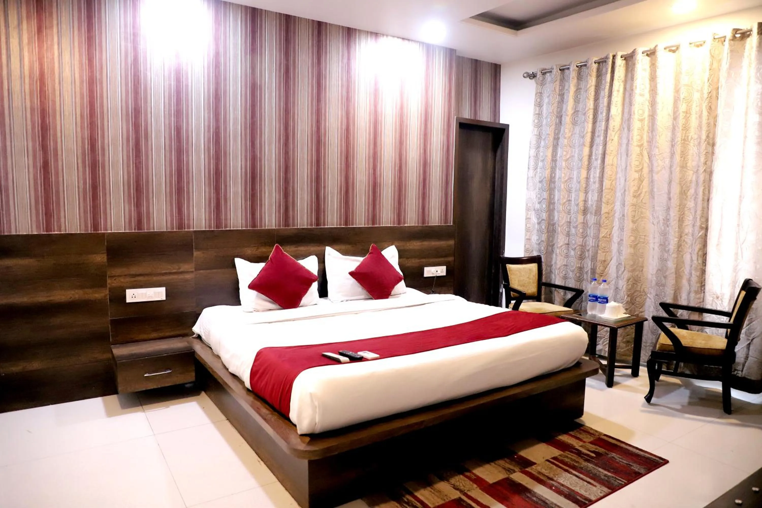 Bed in Hotel Hollywood Heights near Railway station