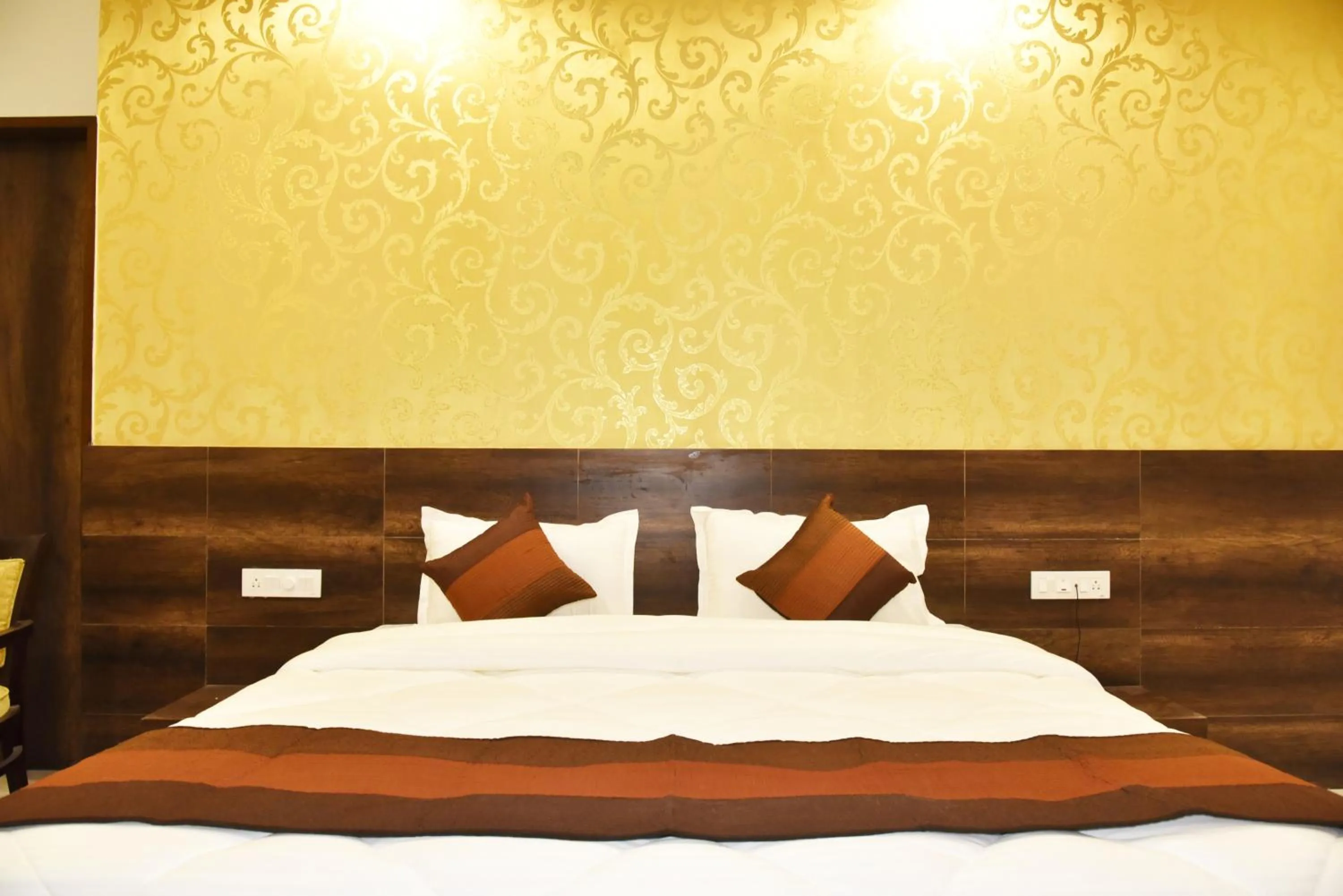 Bed in Hotel Hollywood Heights near Railway station
