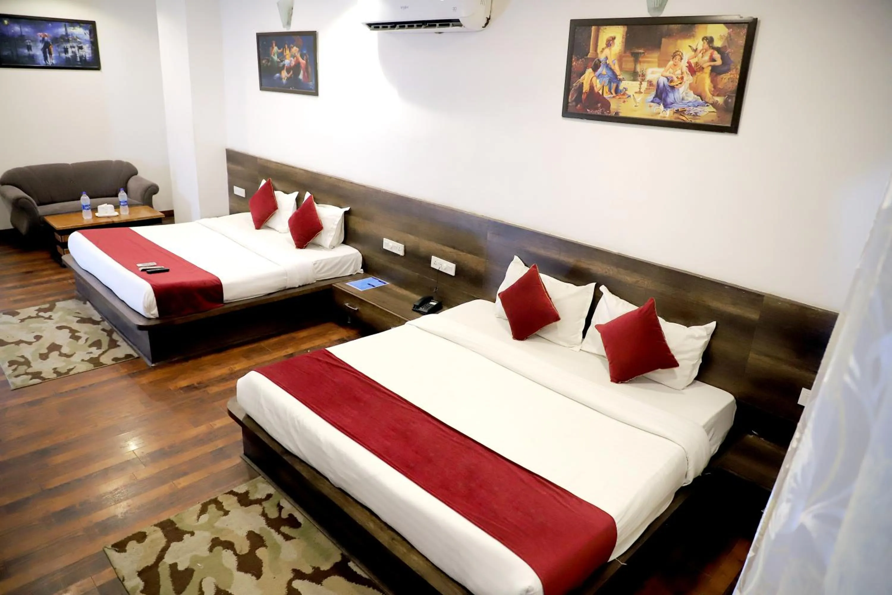 Bed in Hotel Hollywood Heights near Railway station