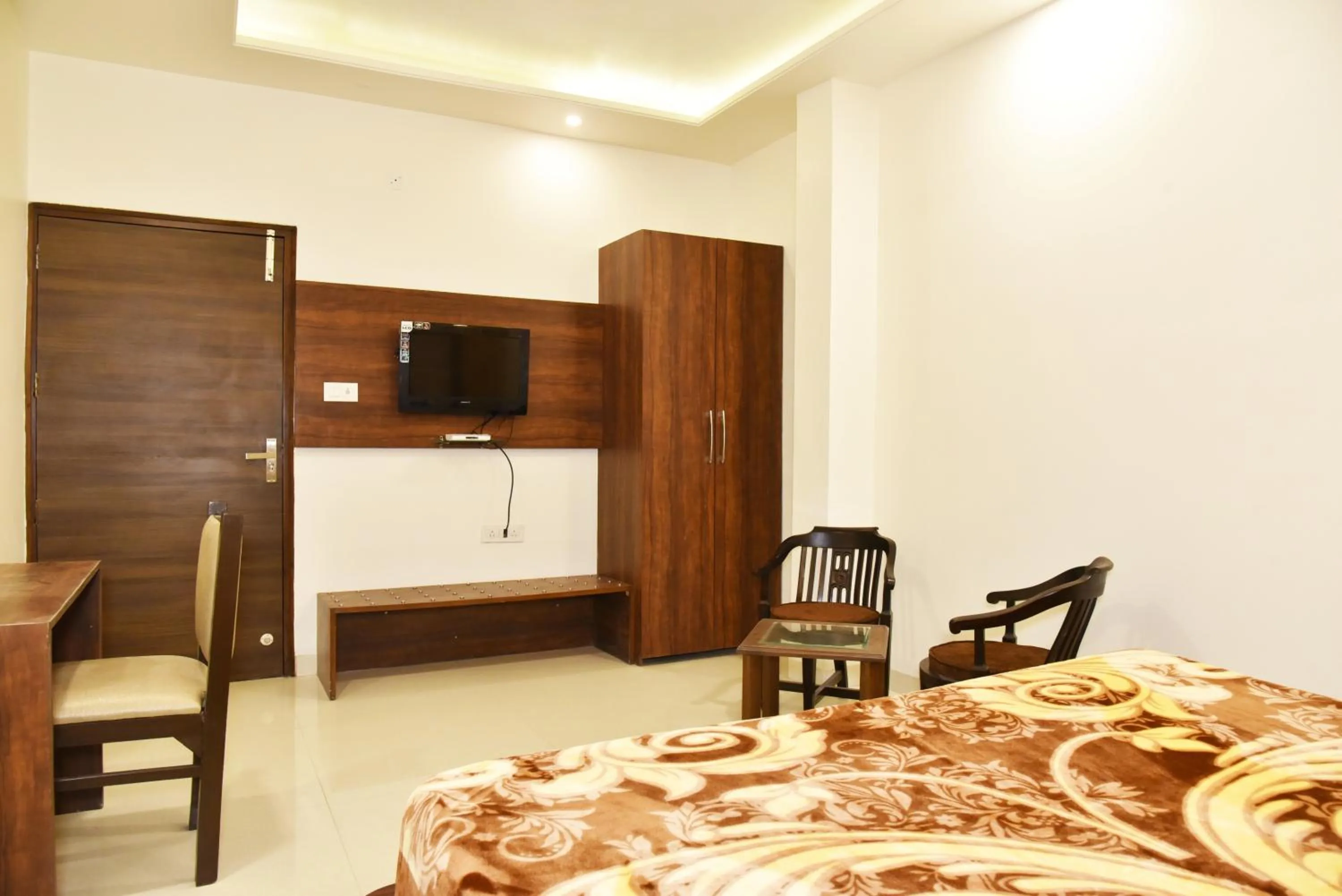 Bed in Hotel Hollywood Heights near Railway station