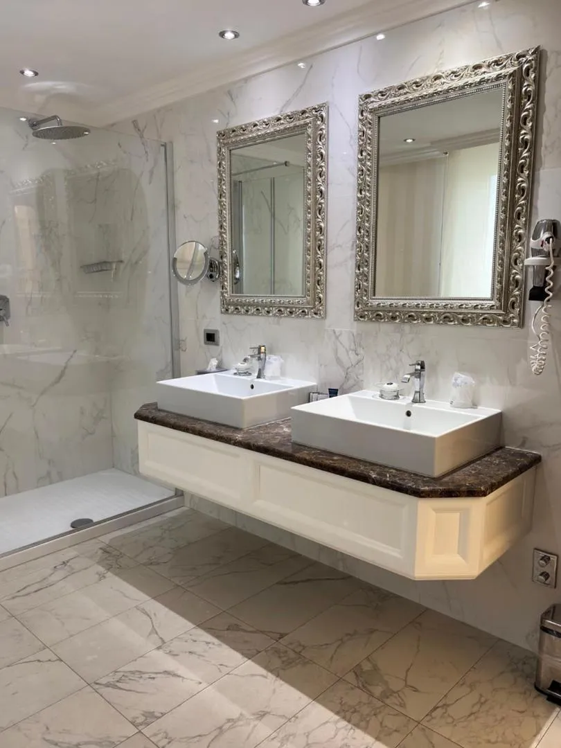 Bathroom in Hotel Niccolo' V - Terme dei Papi