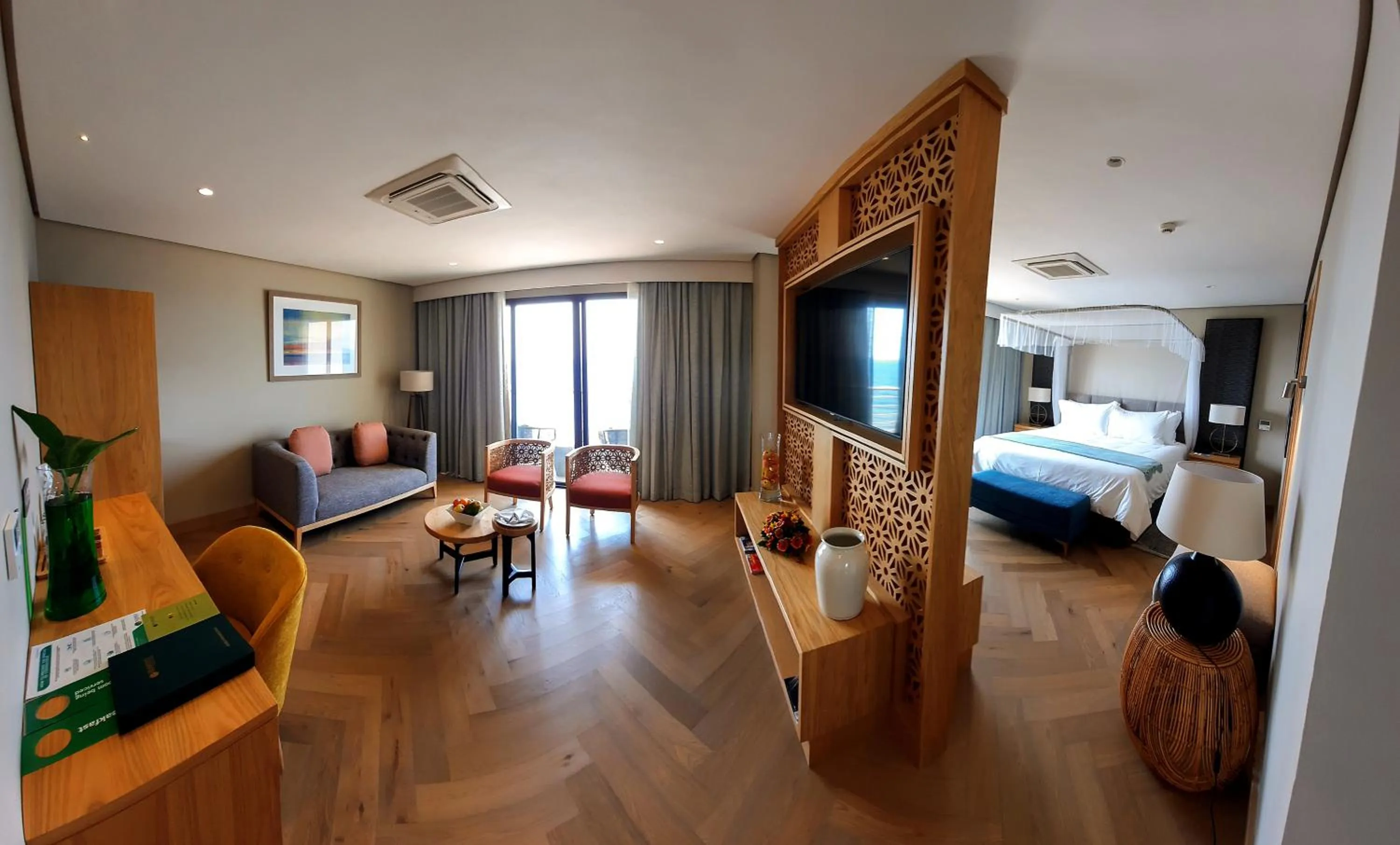 Seating area, Bed in Sunbird Waterfront