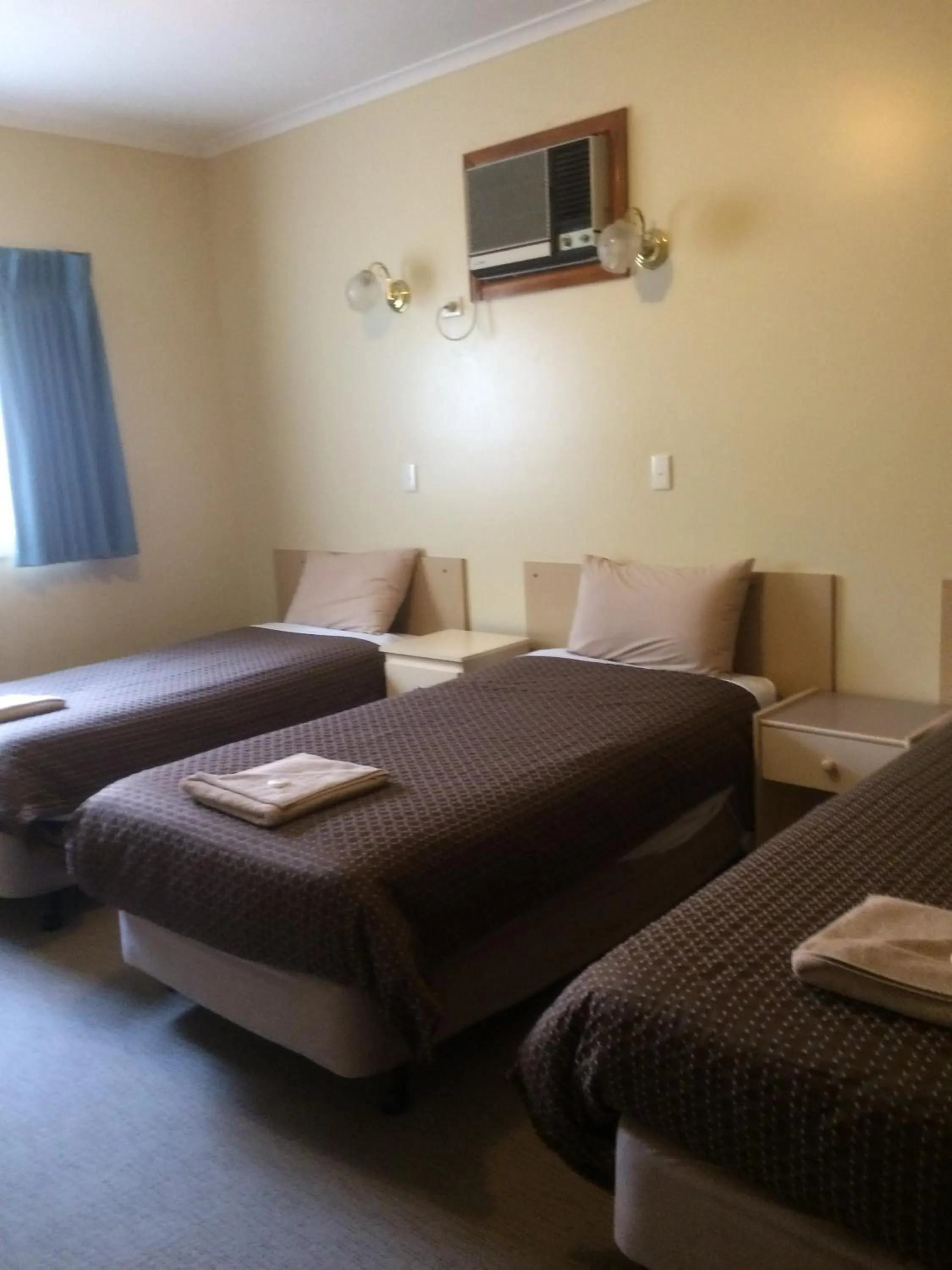 Bedroom, Bed in Ambassador Motor Inn