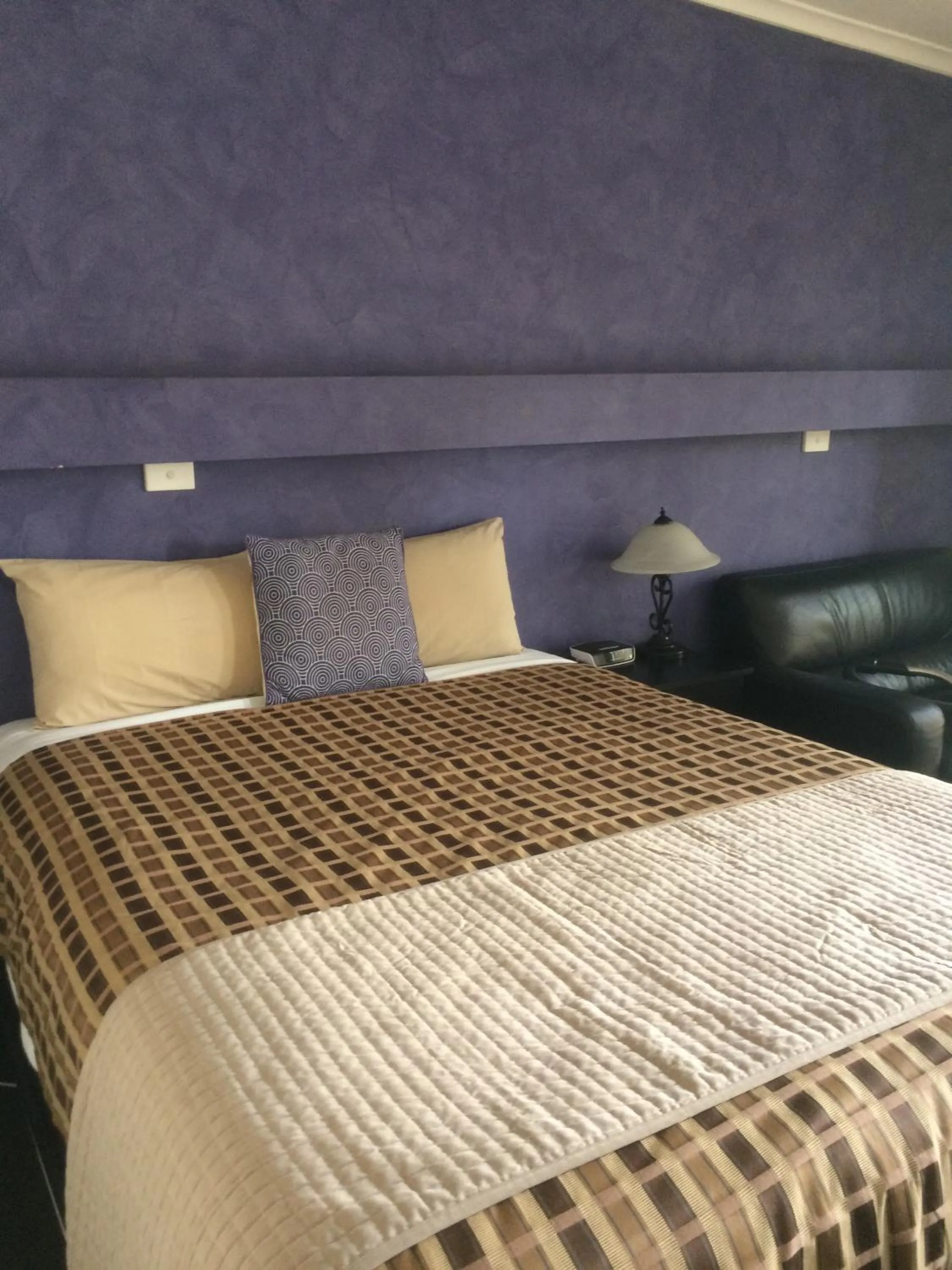 Bedroom, Bed in Ambassador Motor Inn