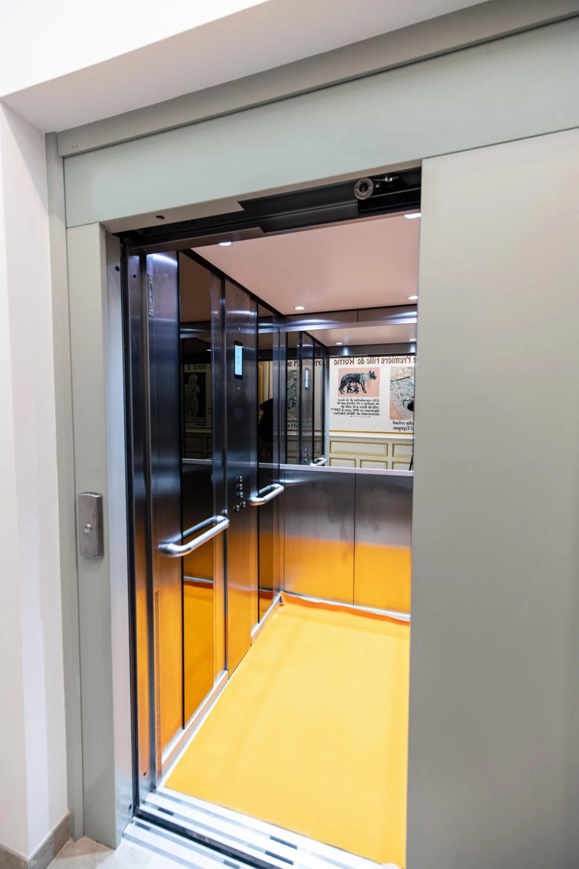 elevator in Suite Royale Maison de l'église du couvent