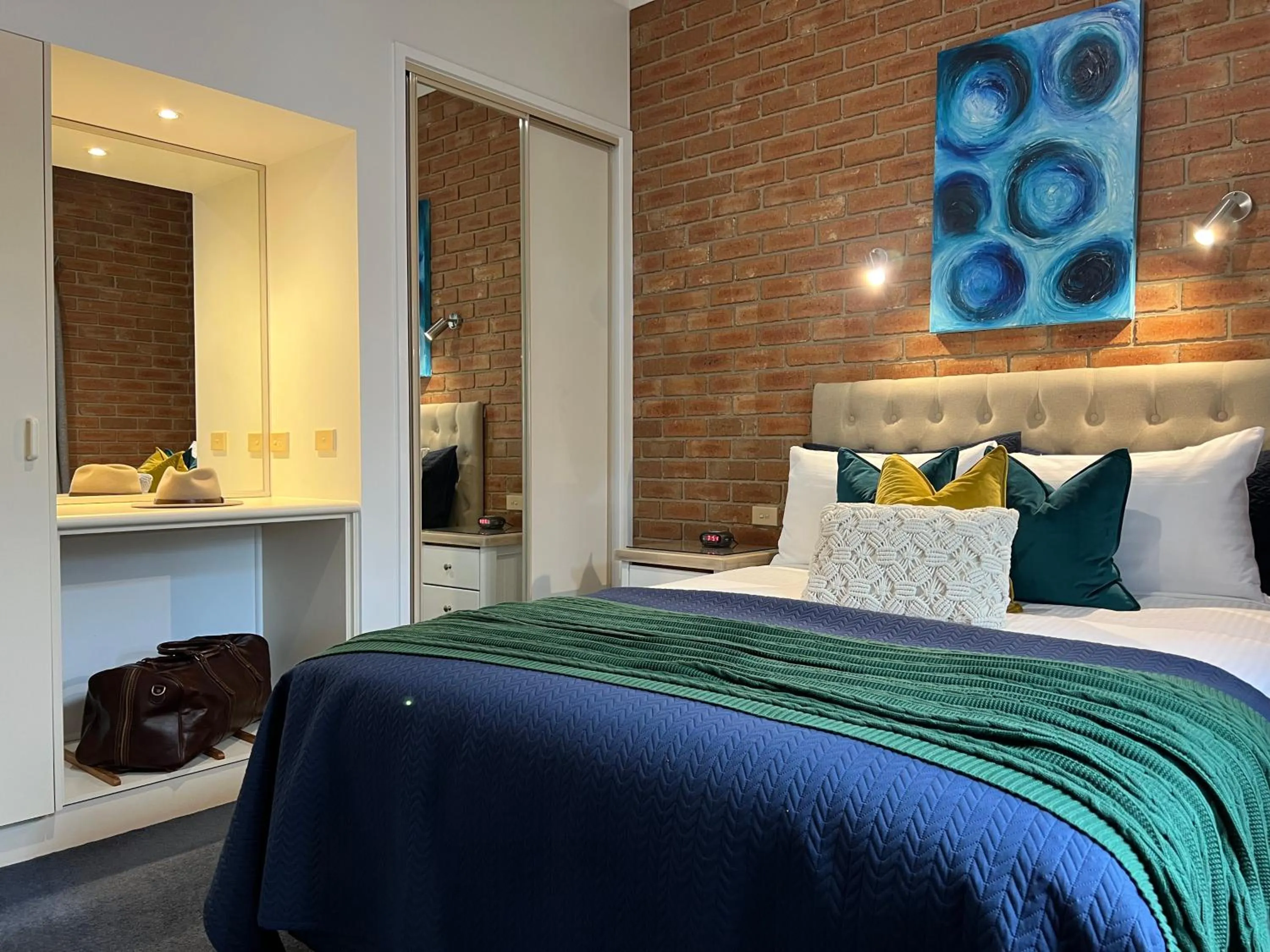 Deluxe Queen Suite with Spa Bath in Coastal Waters Motor Inn