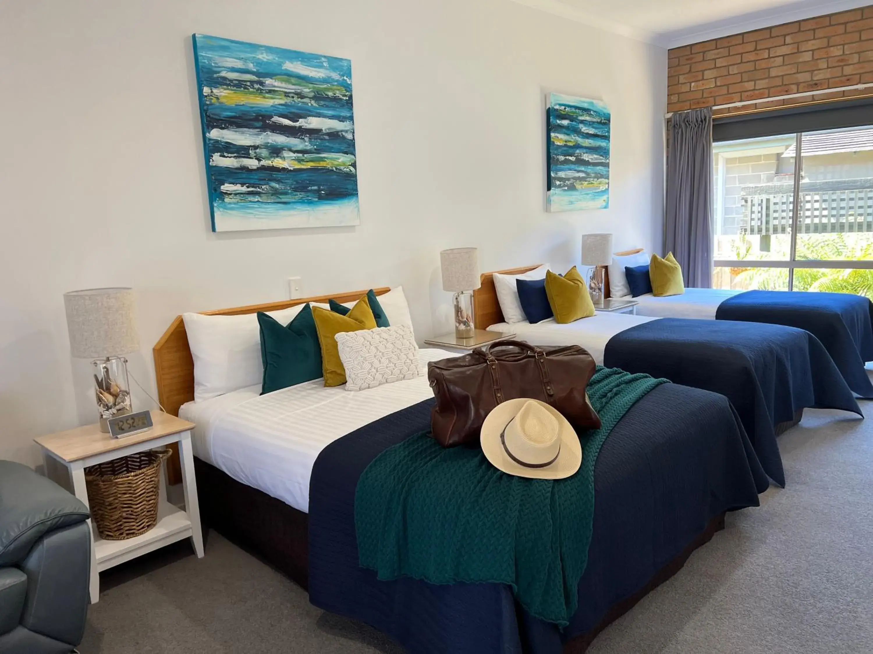 Deluxe Quadruple Room in Coastal Waters Motor Inn Deluxe Quadruple Room in Coastal Waters Motor Inn