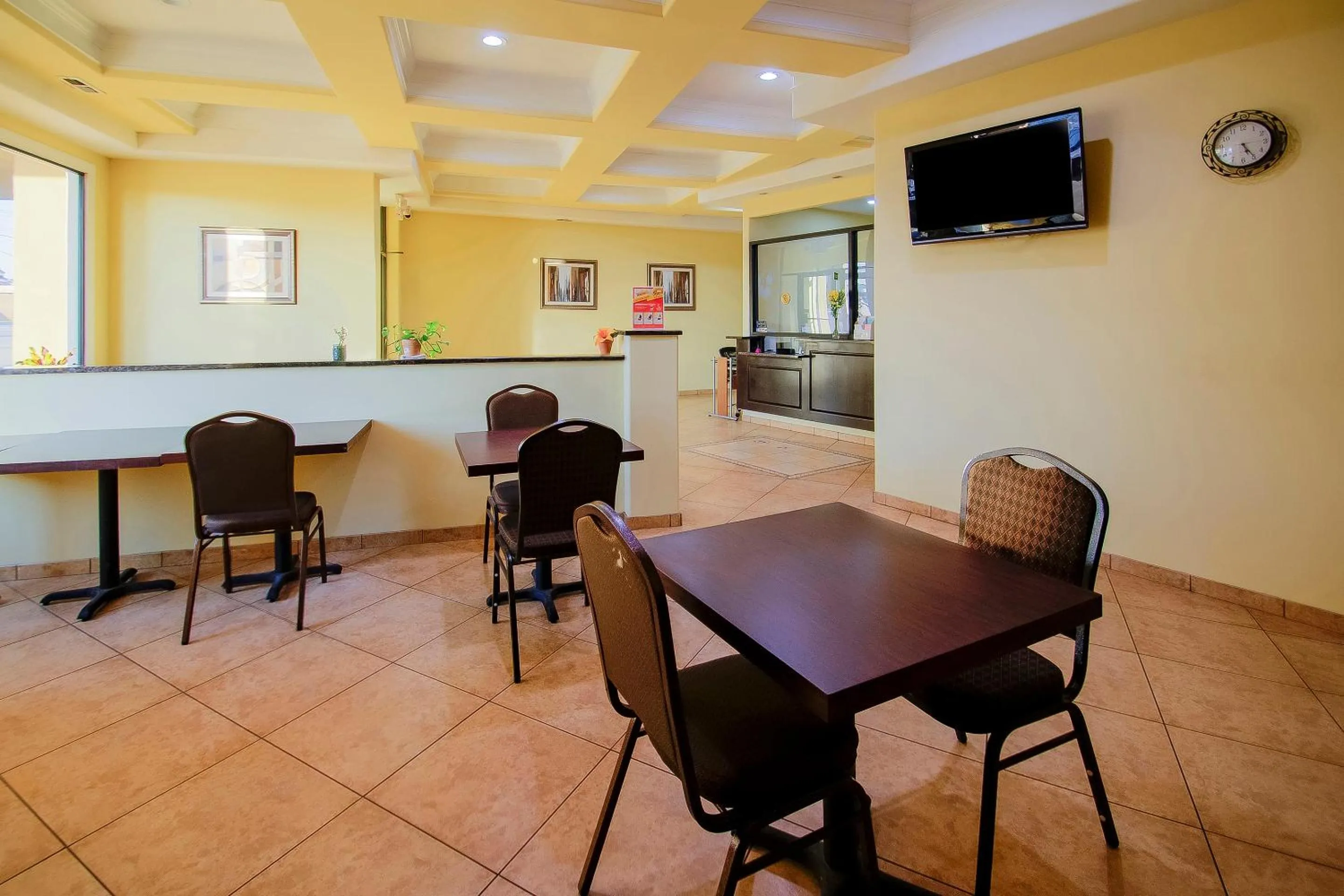 Dining area in Cypress Inn & Suites Washington by OYO