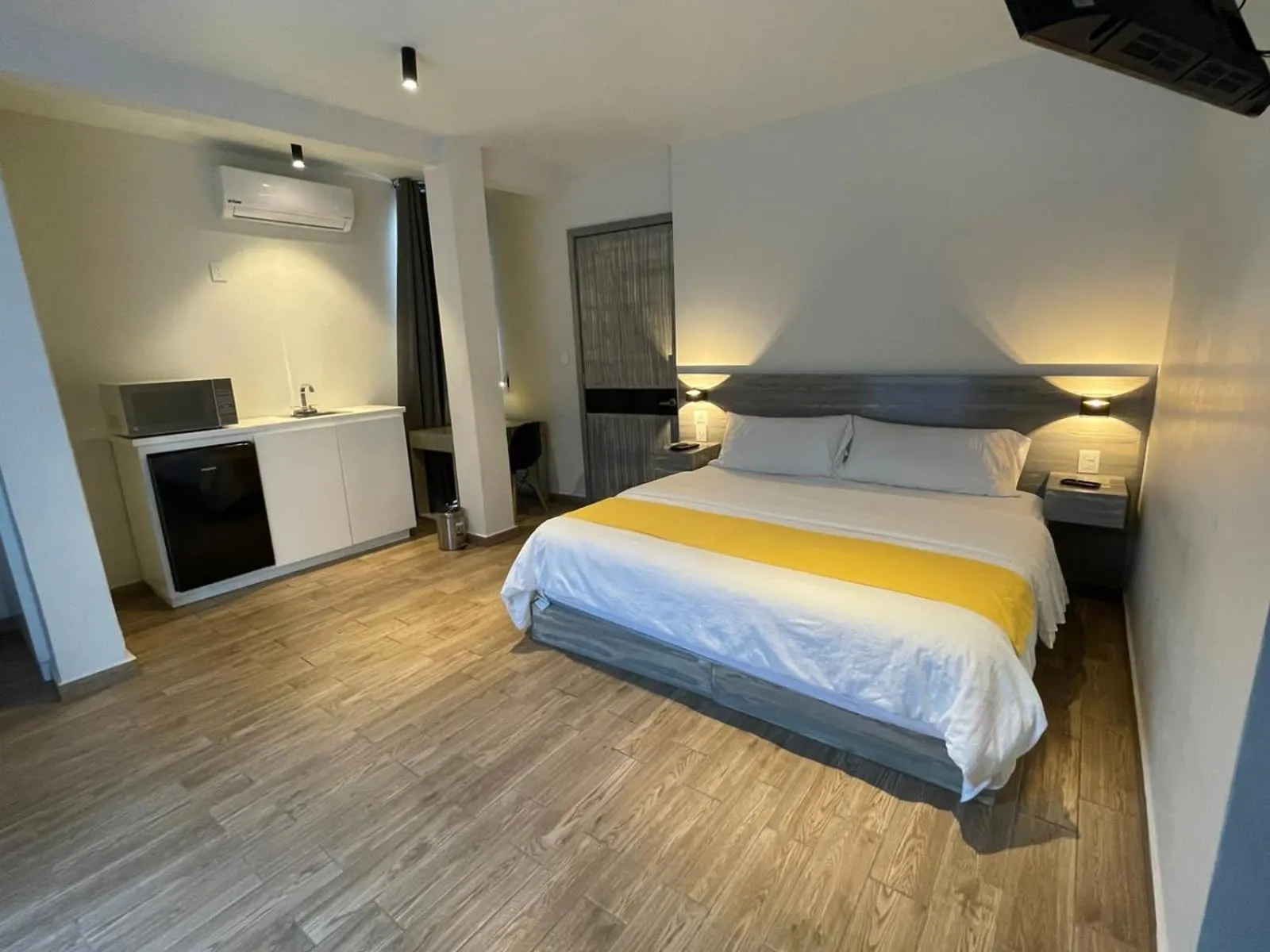 Photo of the whole room, Bed in Capital Suites