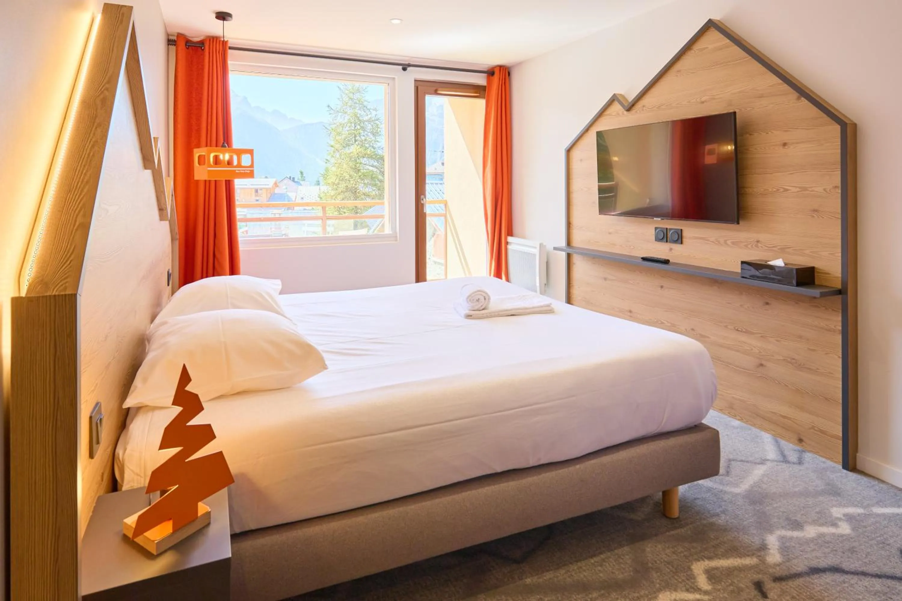 Photo of the whole room, Bed in Hotel Base Camp Lodge - Les 2 Alpes