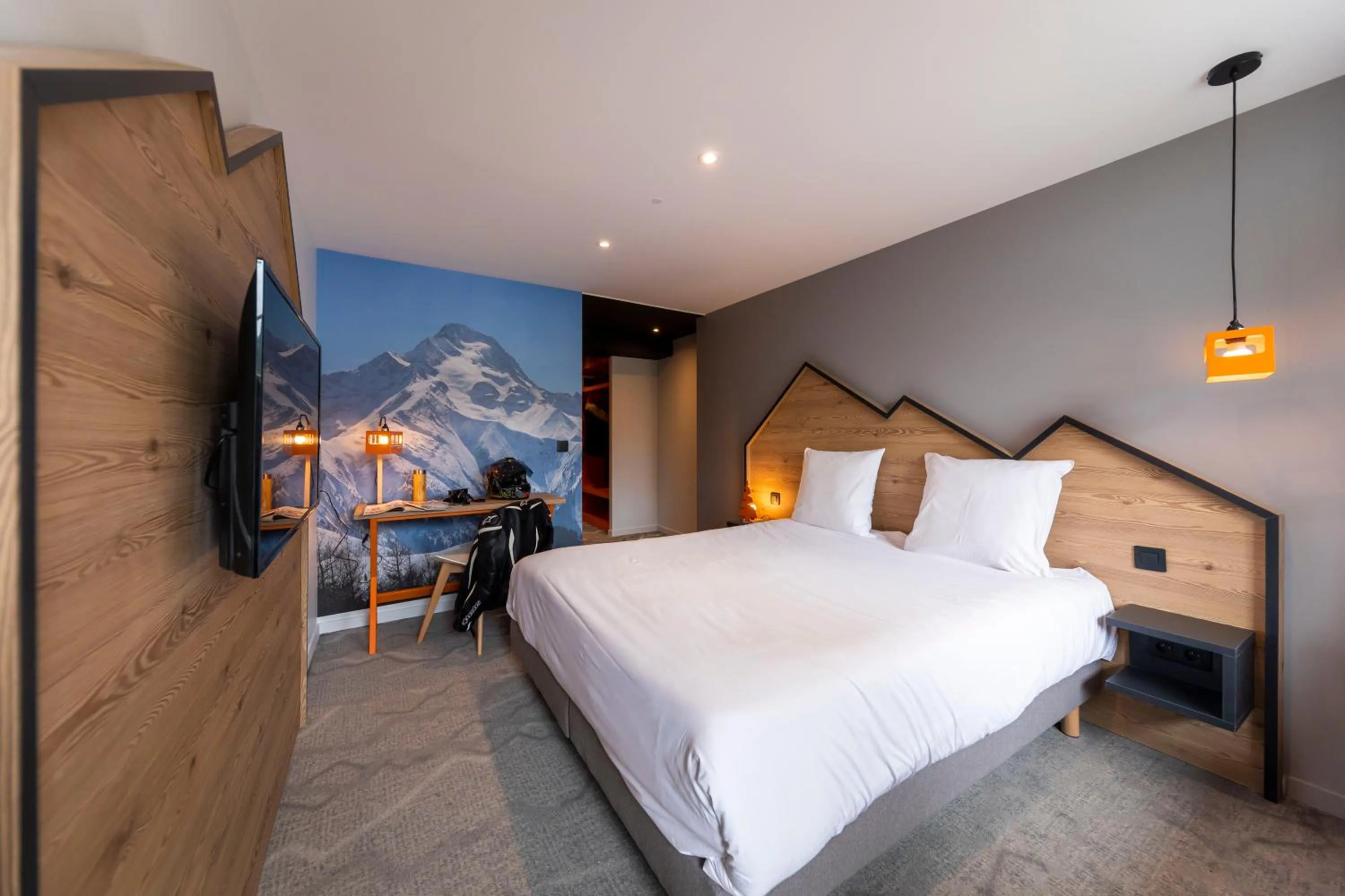 Photo of the whole room, Bed in Hotel Base Camp Lodge - Les 2 Alpes