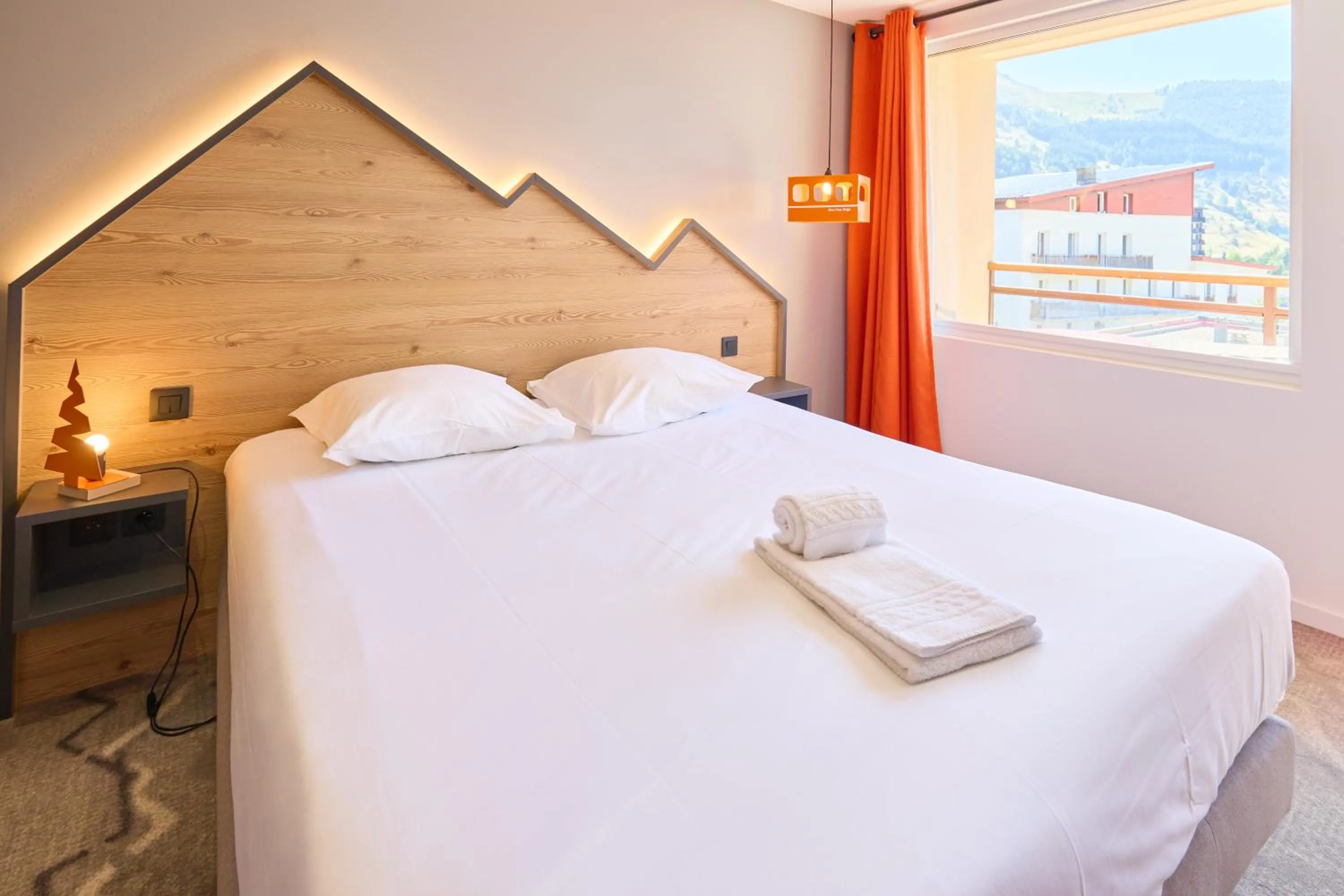 Photo of the whole room, Bed in Hotel Base Camp Lodge - Les 2 Alpes