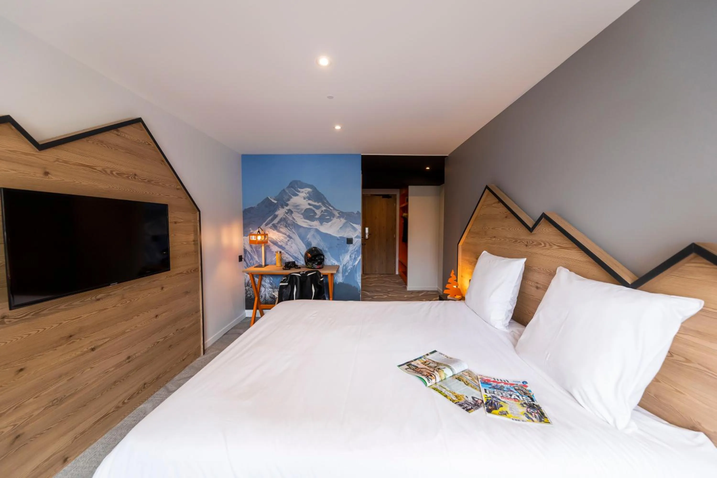 Photo of the whole room, Bed in Hotel Base Camp Lodge - Les 2 Alpes