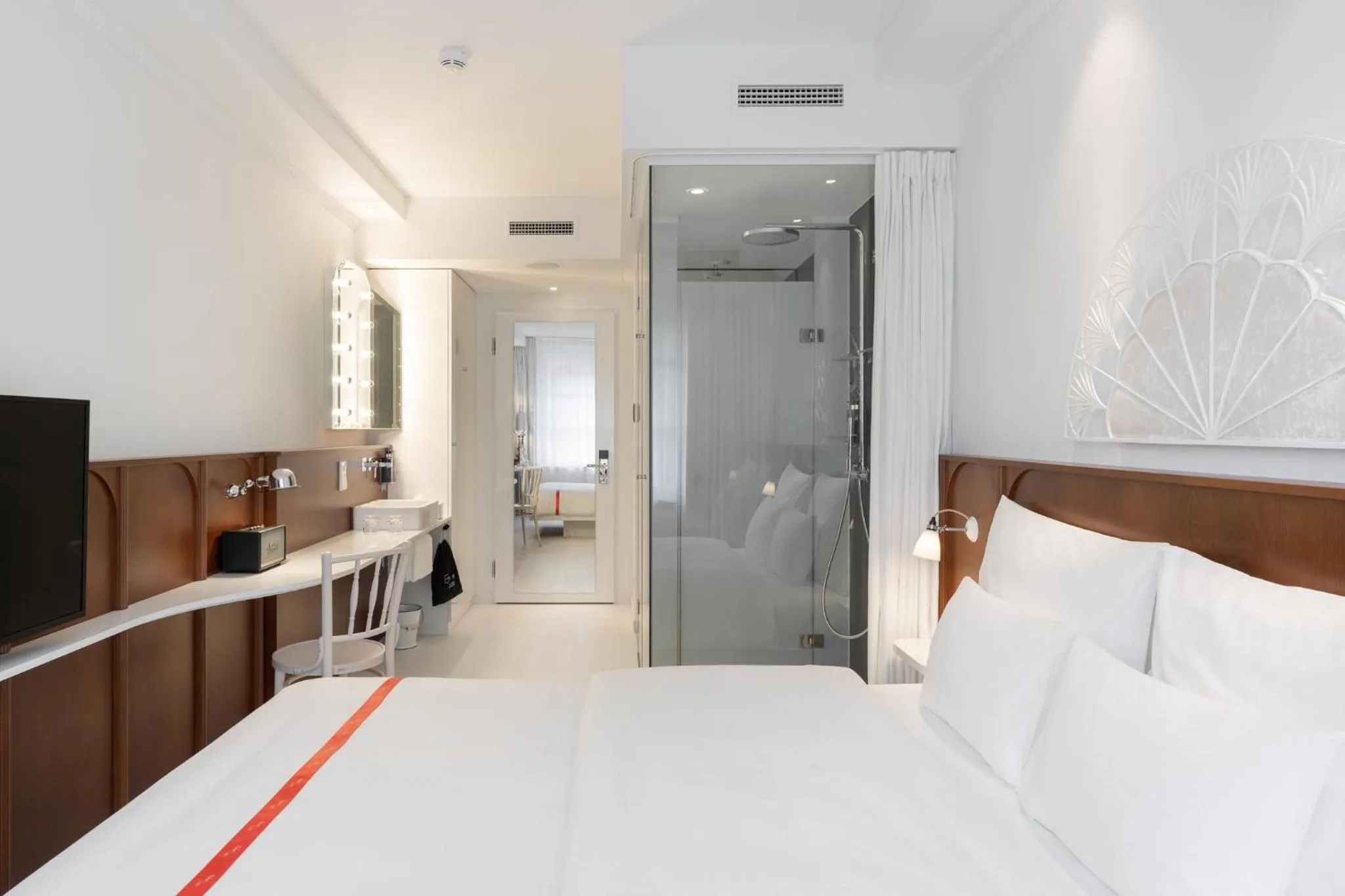 Photo of the whole room, Bed in Ruby Mimi Hotel Zurich