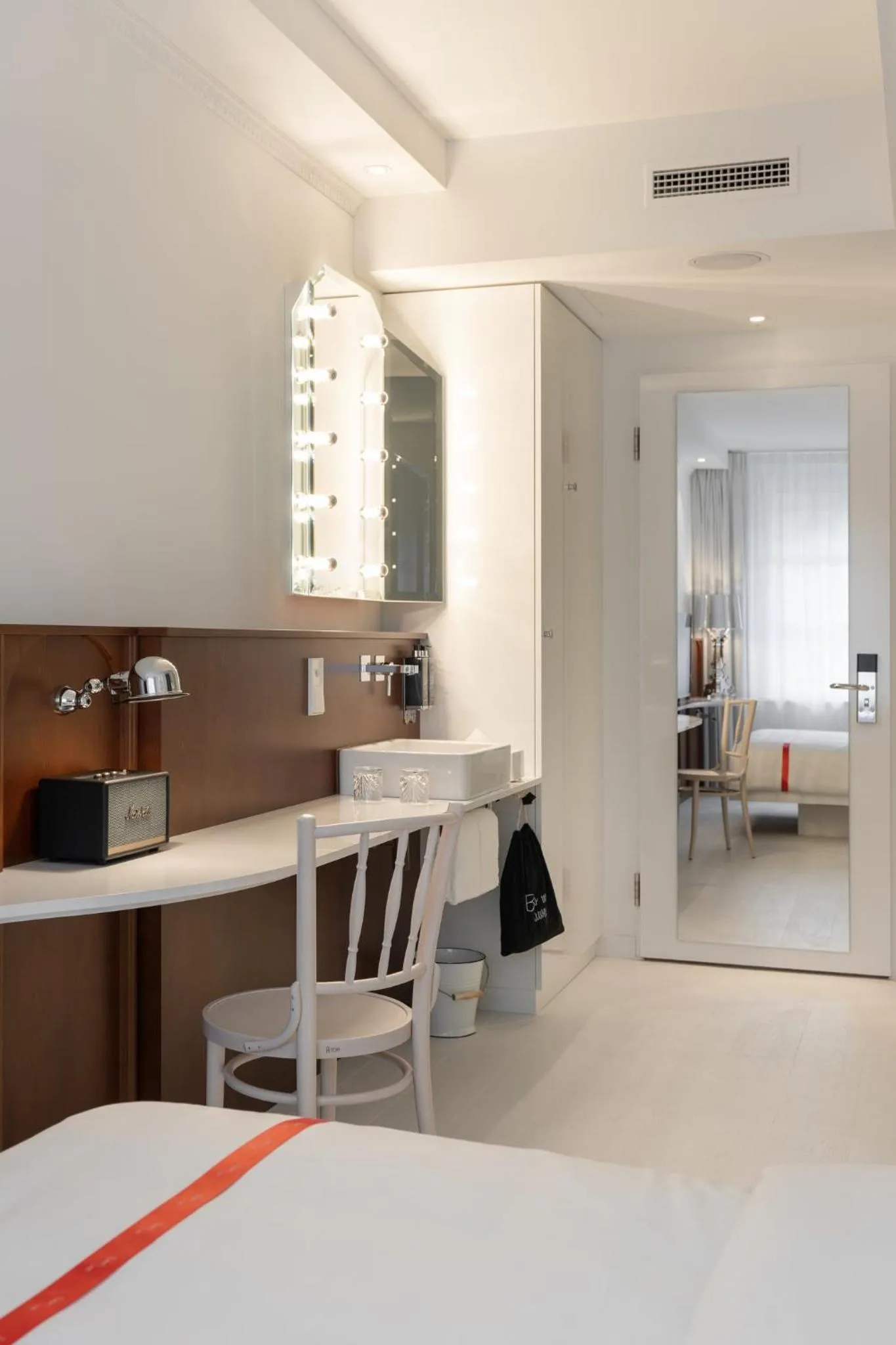 Bathroom, Bed in Ruby Mimi Hotel Zurich