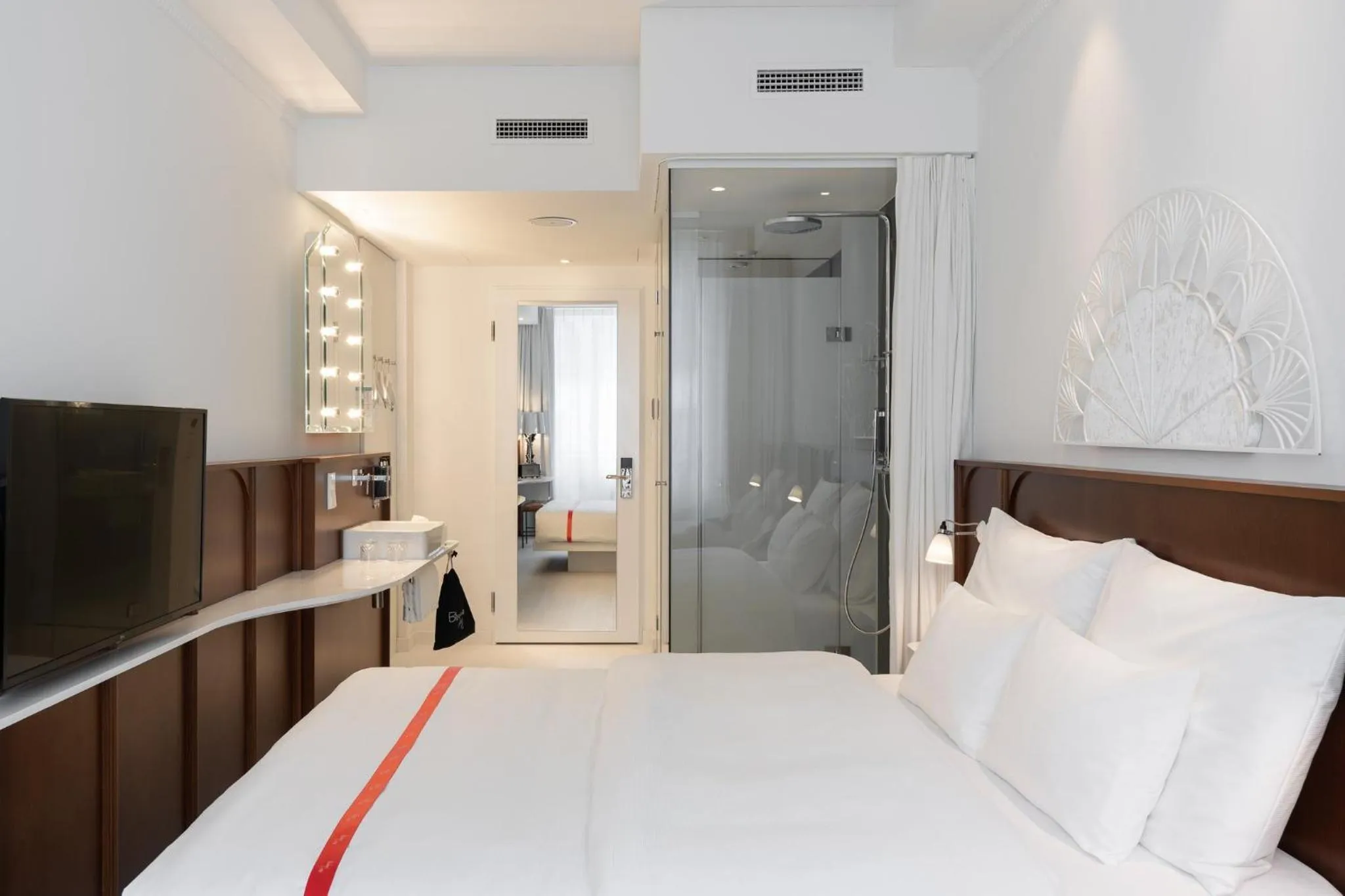 Photo of the whole room, Bed in Ruby Mimi Hotel Zurich