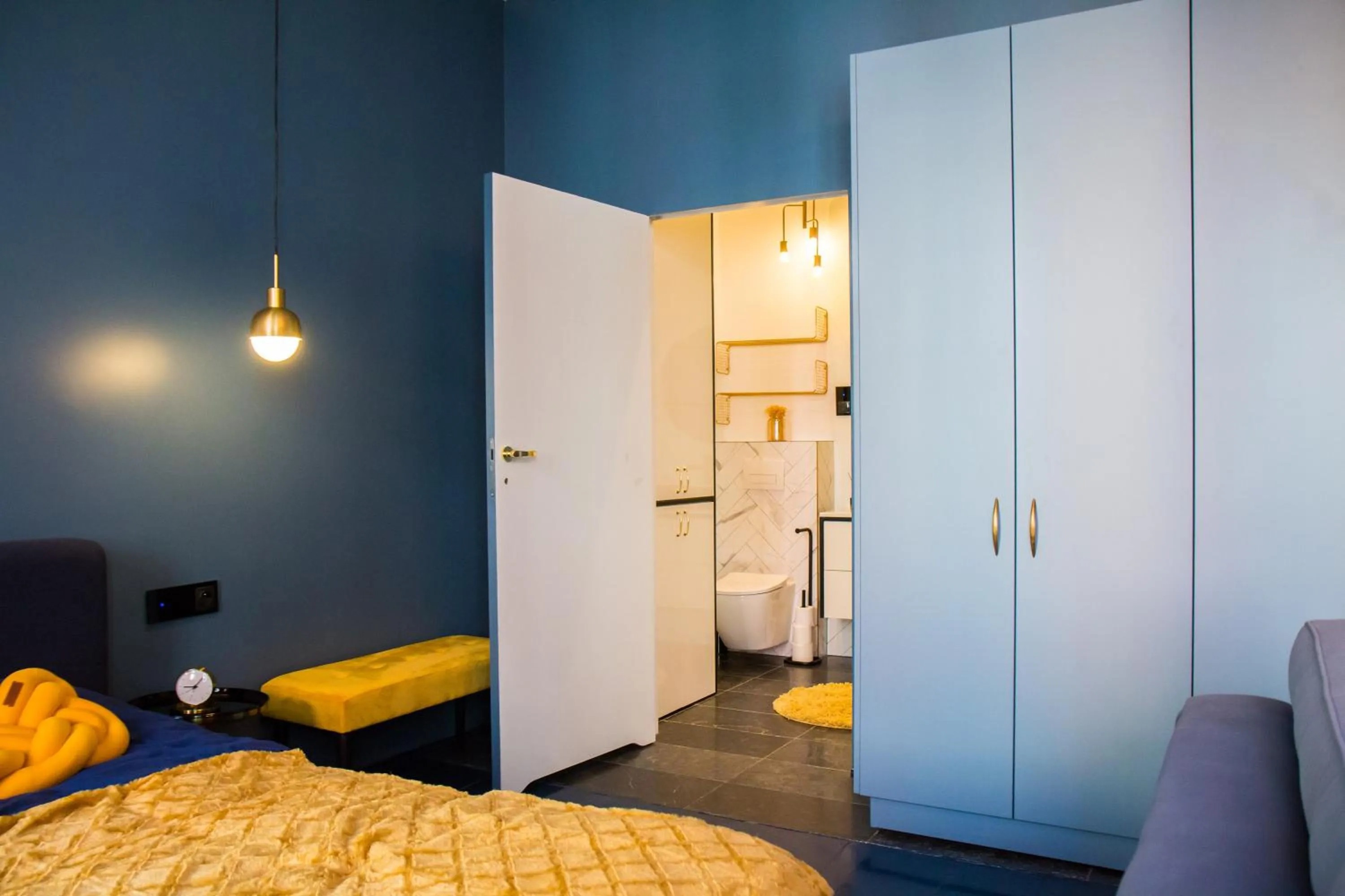 Bed in Mona Lisa by Rentoom