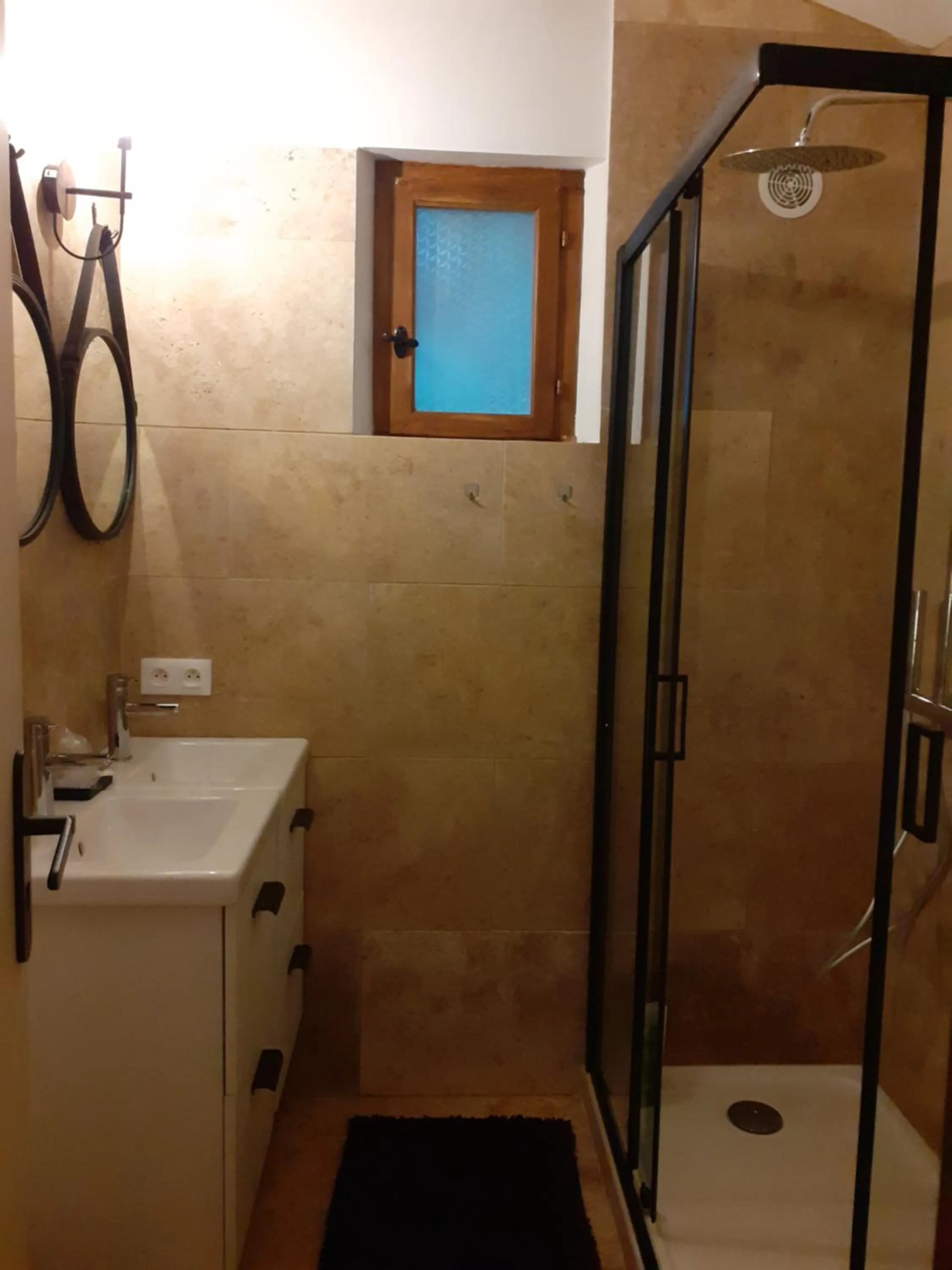 Bathroom in La Sapiniére -chambres climatisées