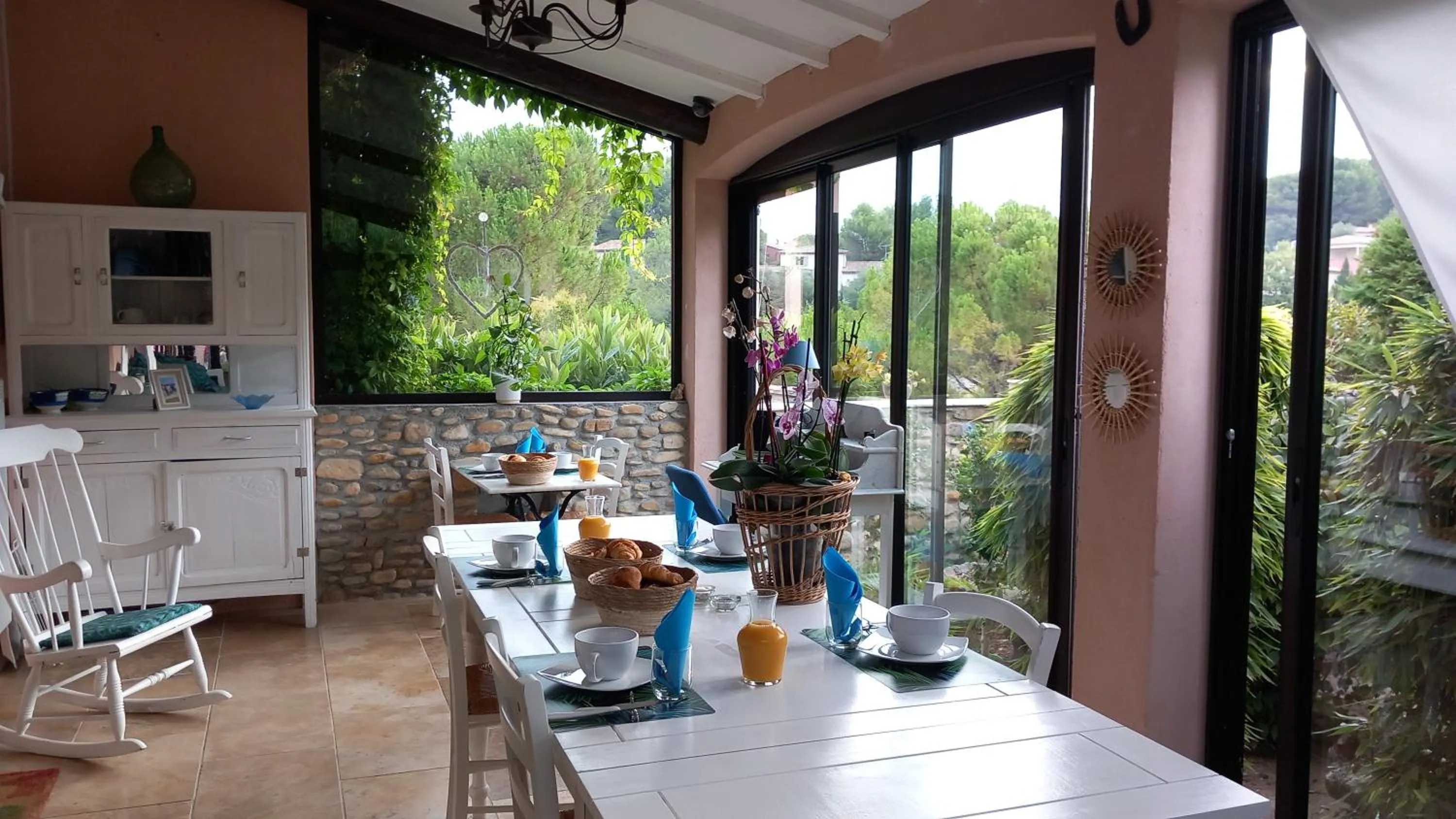 Breakfast in La Sapiniére -chambres climatisées