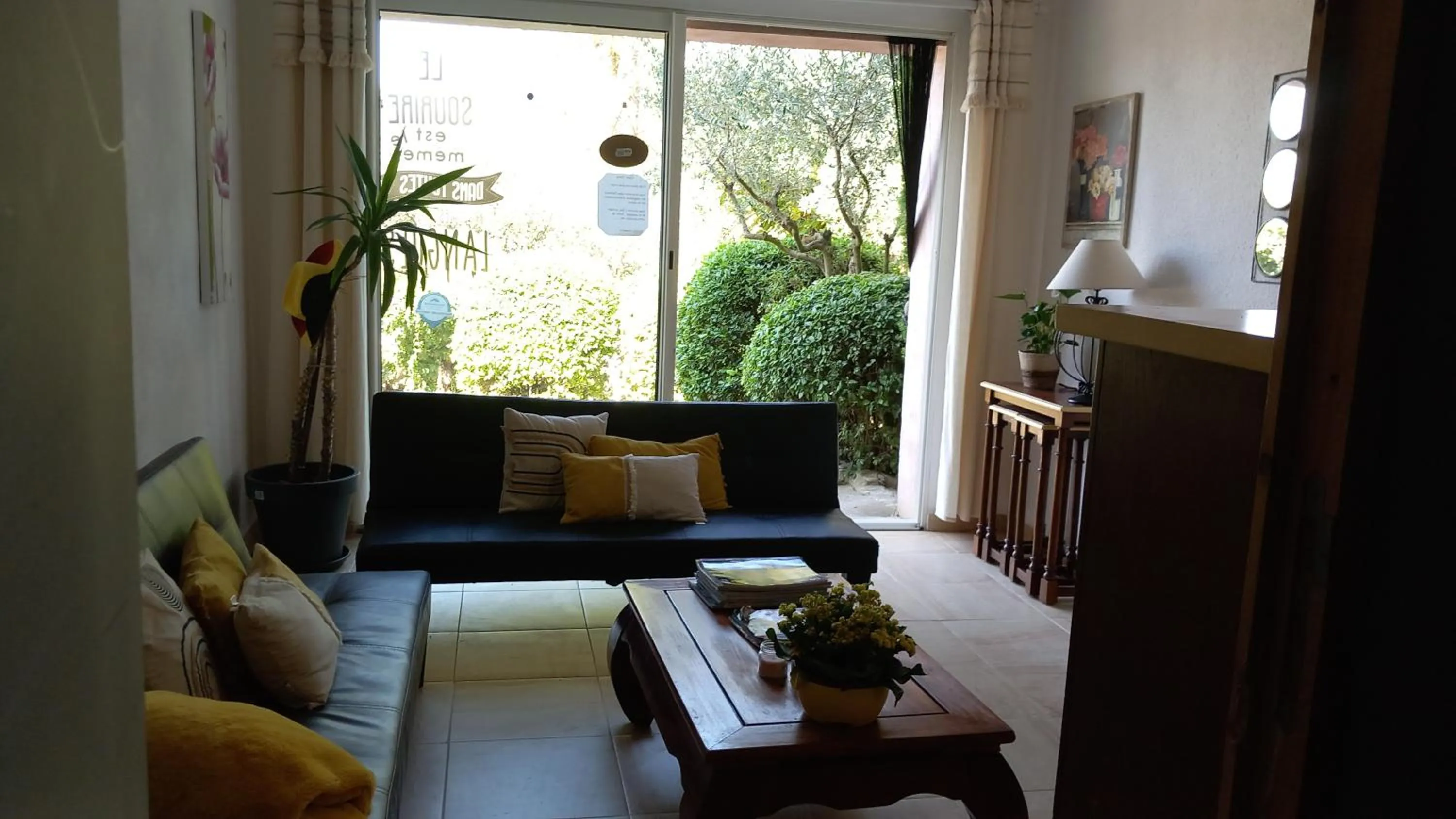 Seating area in La Sapiniére -chambres climatisées