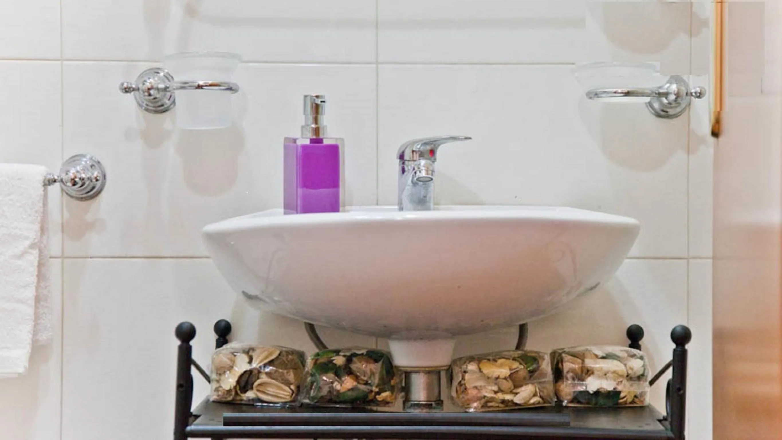 Bathroom in Navona Open Space Apartments