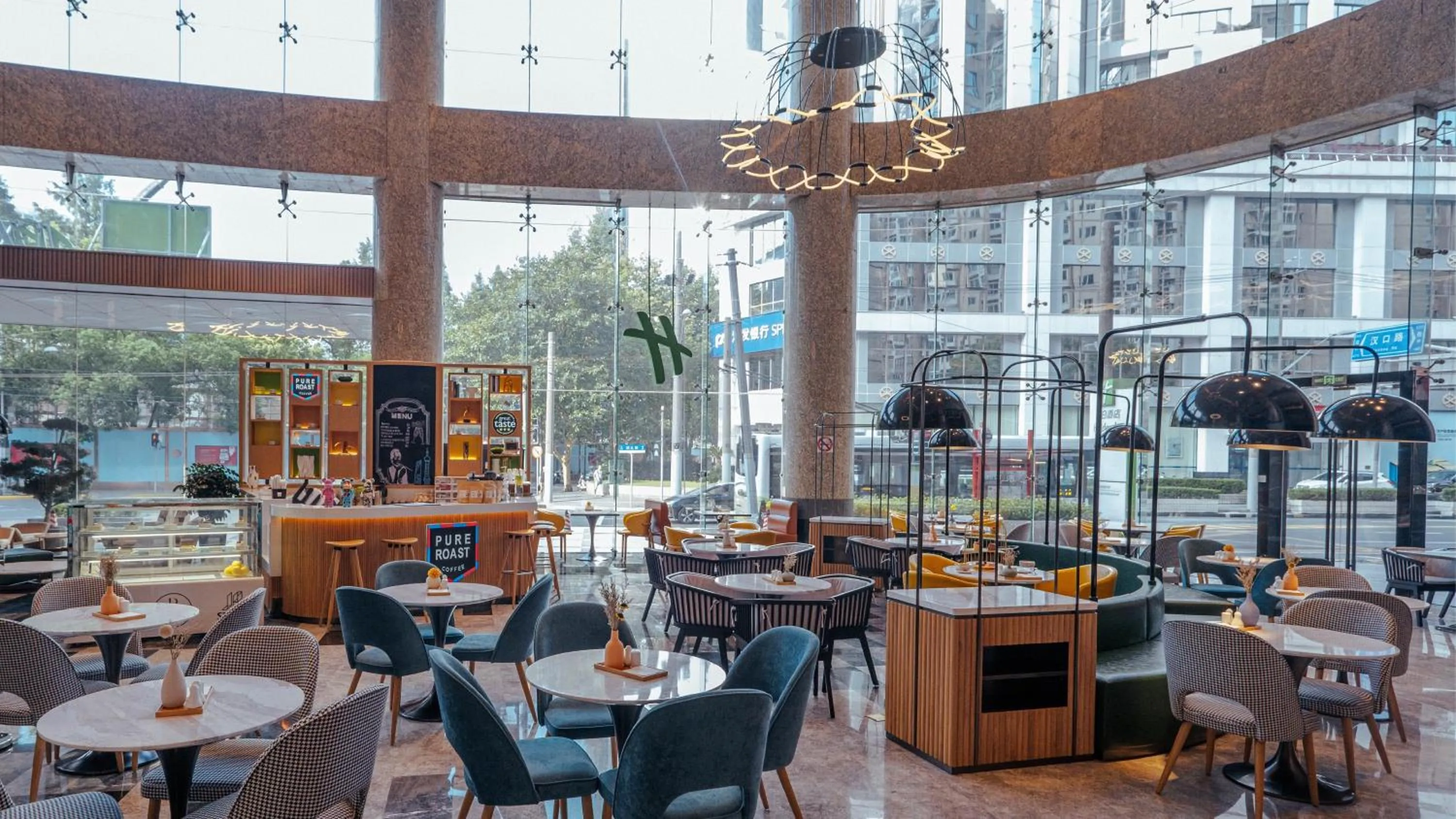 Lounge or bar in Holiday Inn Shanghai Nanjing Road by IHG