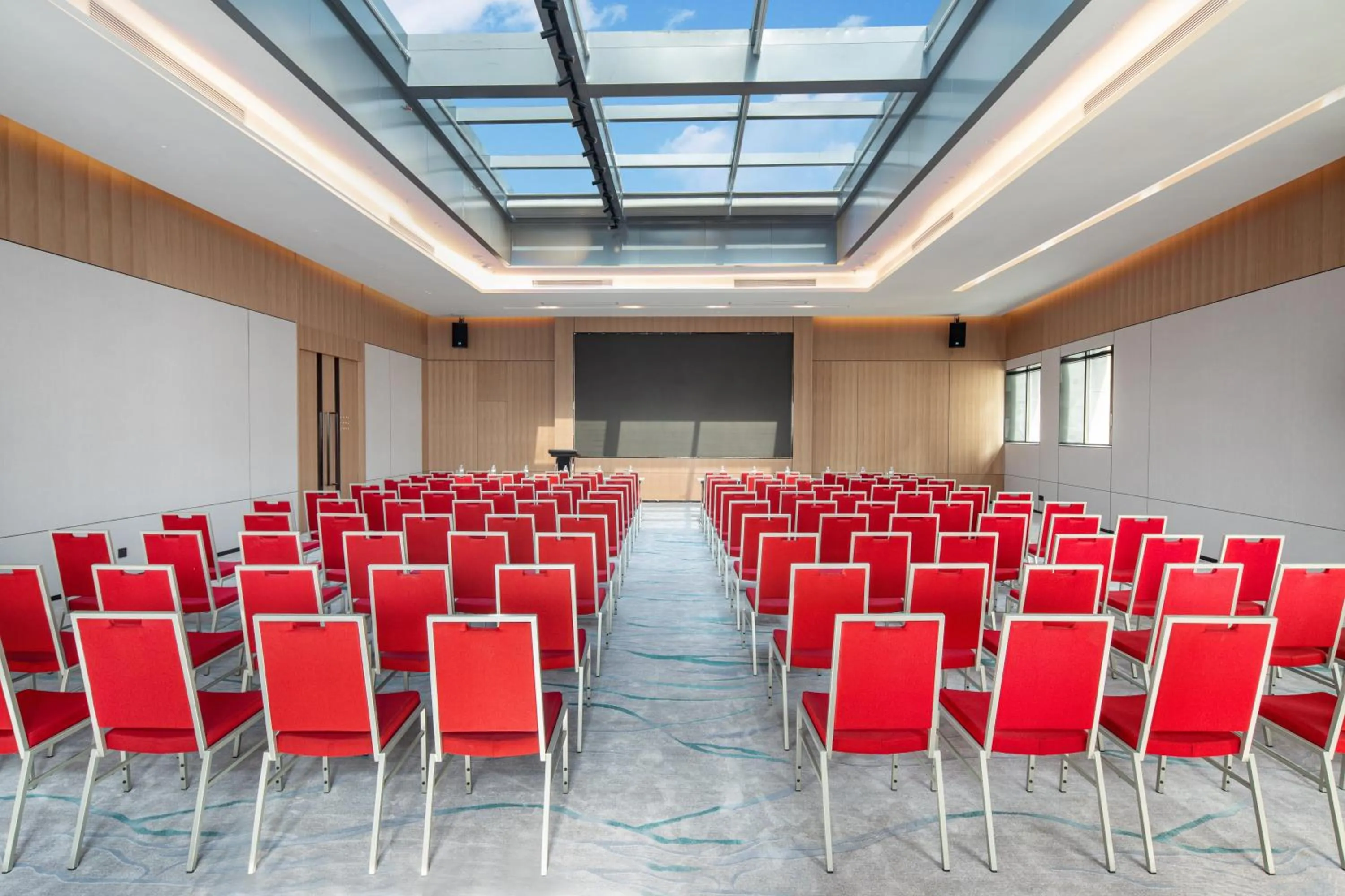 Meeting/conference room in Holiday Inn Shanghai Nanjing Road by IHG