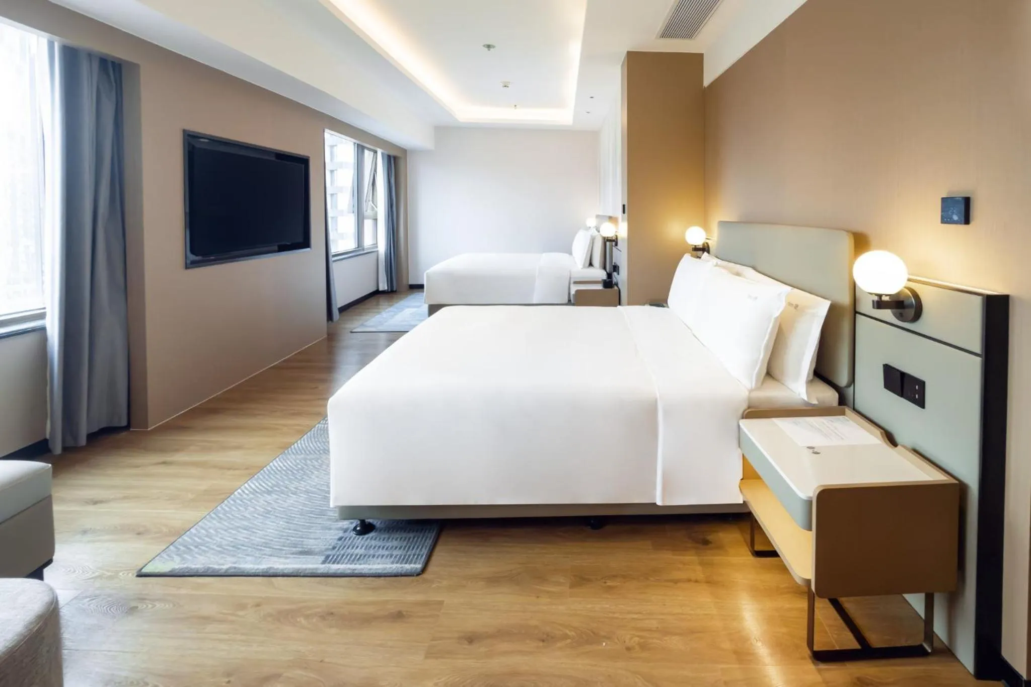 Photo of the whole room, Bed in Holiday Inn Shanghai Nanjing Road by IHG