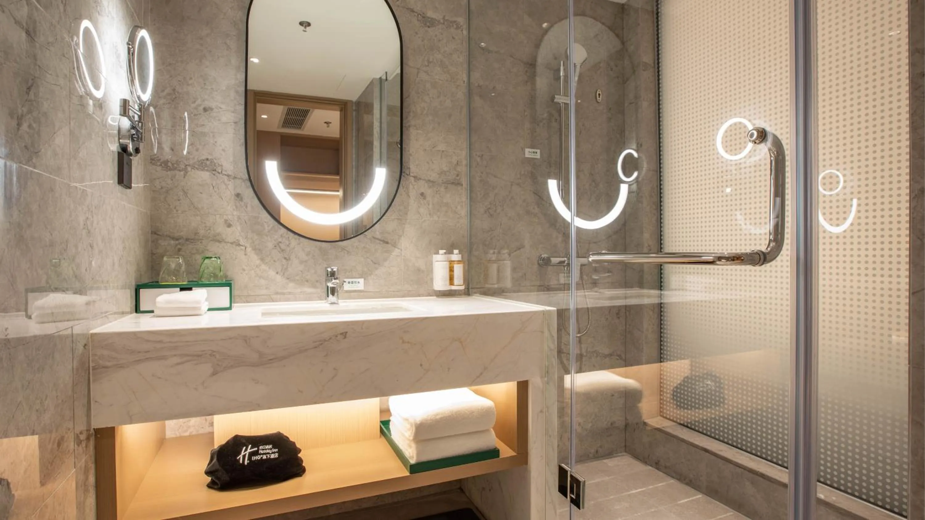 Photo of the whole room in Holiday Inn Shanghai Nanjing Road by IHG