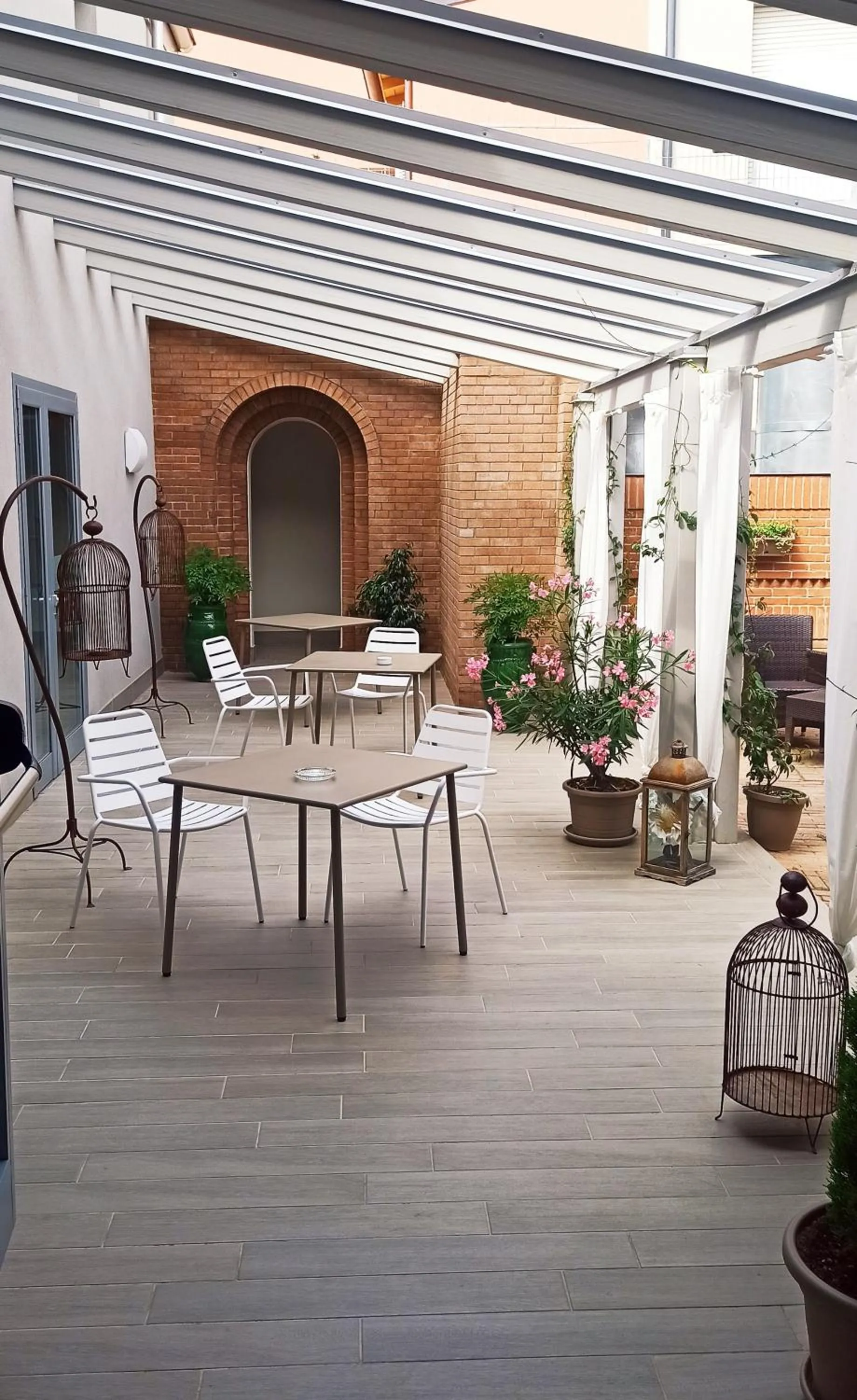 Inner courtyard view in Hotel Cavallo Bianco