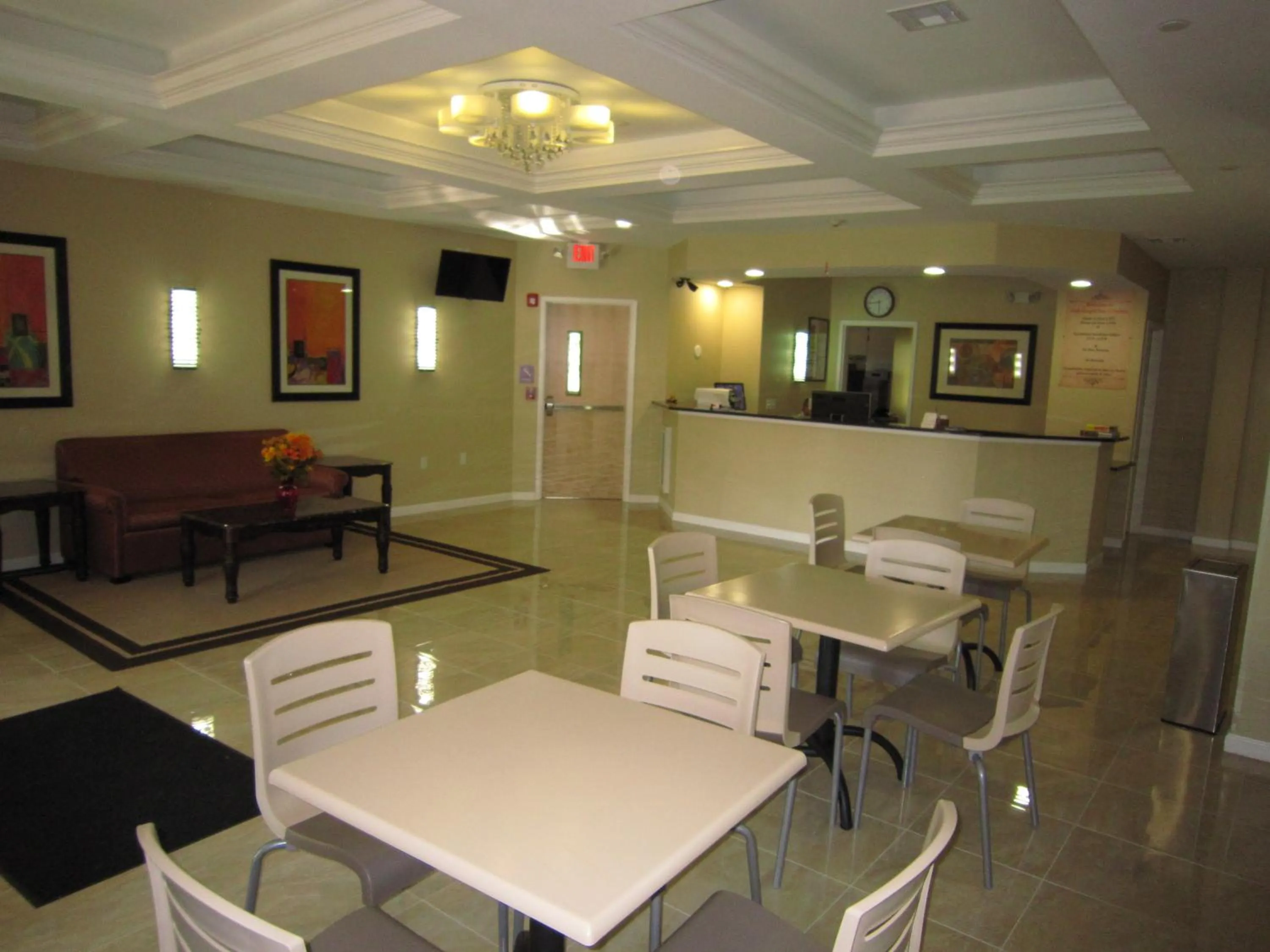Restaurant/places to eat in Red Carpet Inn and Suites Monmouth Junction
