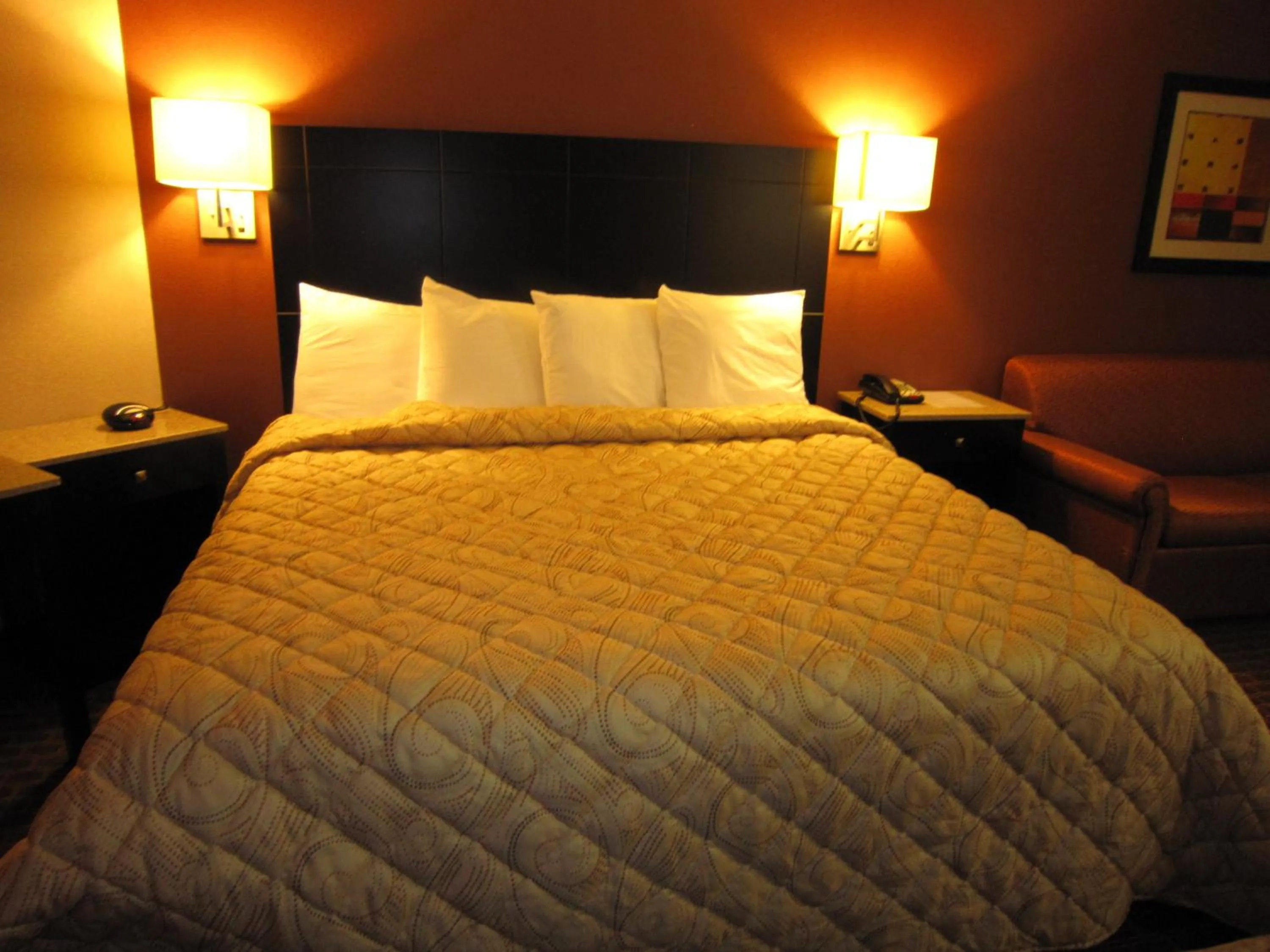 Bed in Red Carpet Inn and Suites Monmouth Junction