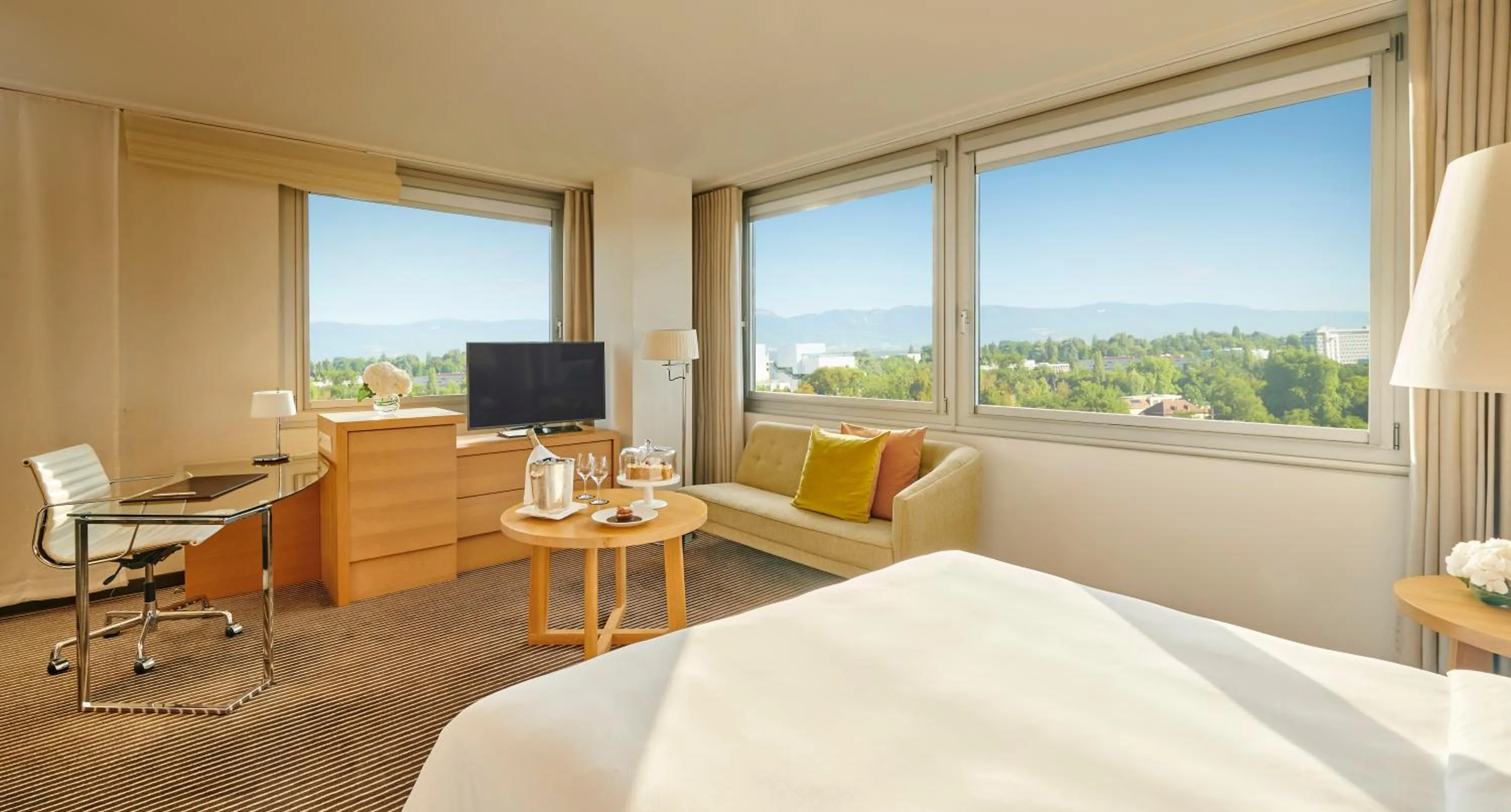 Photo of the whole room, Bed in InterContinental Genève by IHG