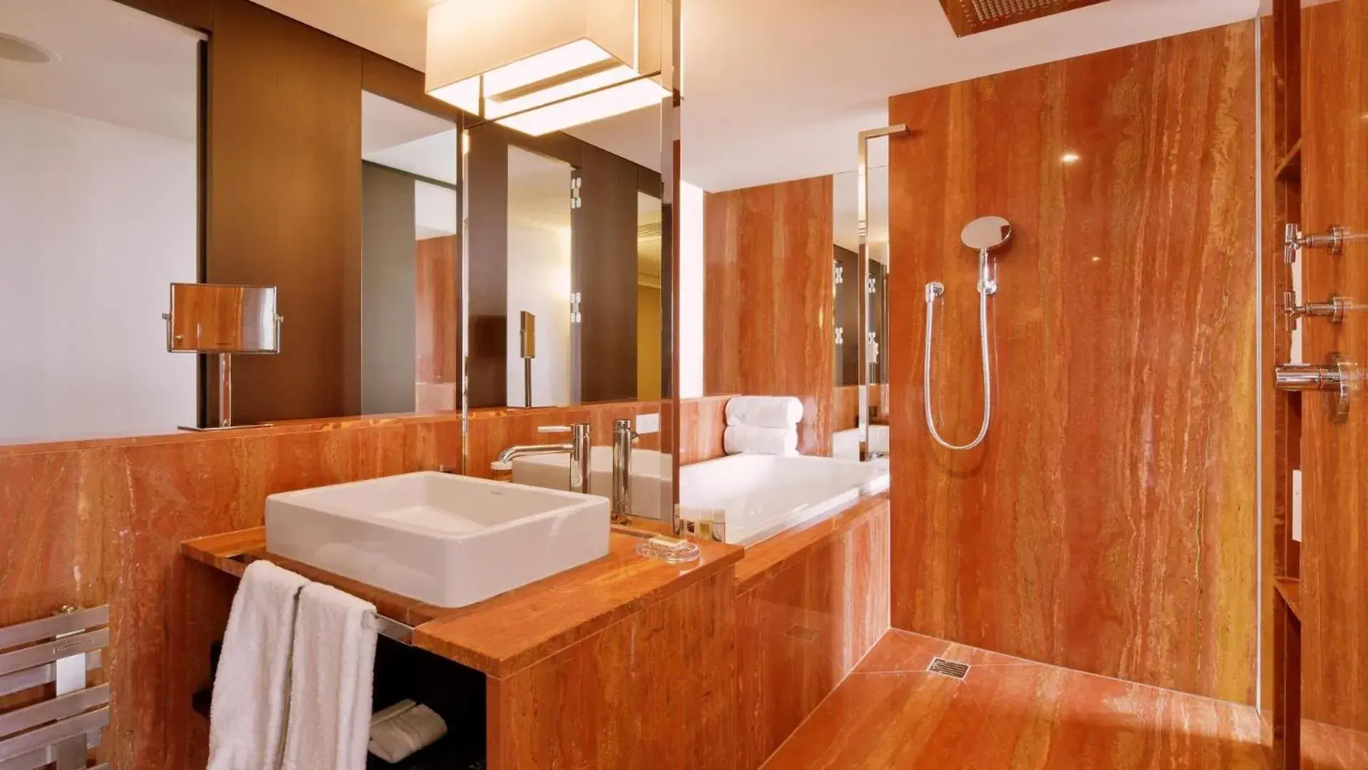 Junior Suite with Lake View in InterContinental Genève by IHG Junior Suite with Lake View in InterContinental Genève by IHG