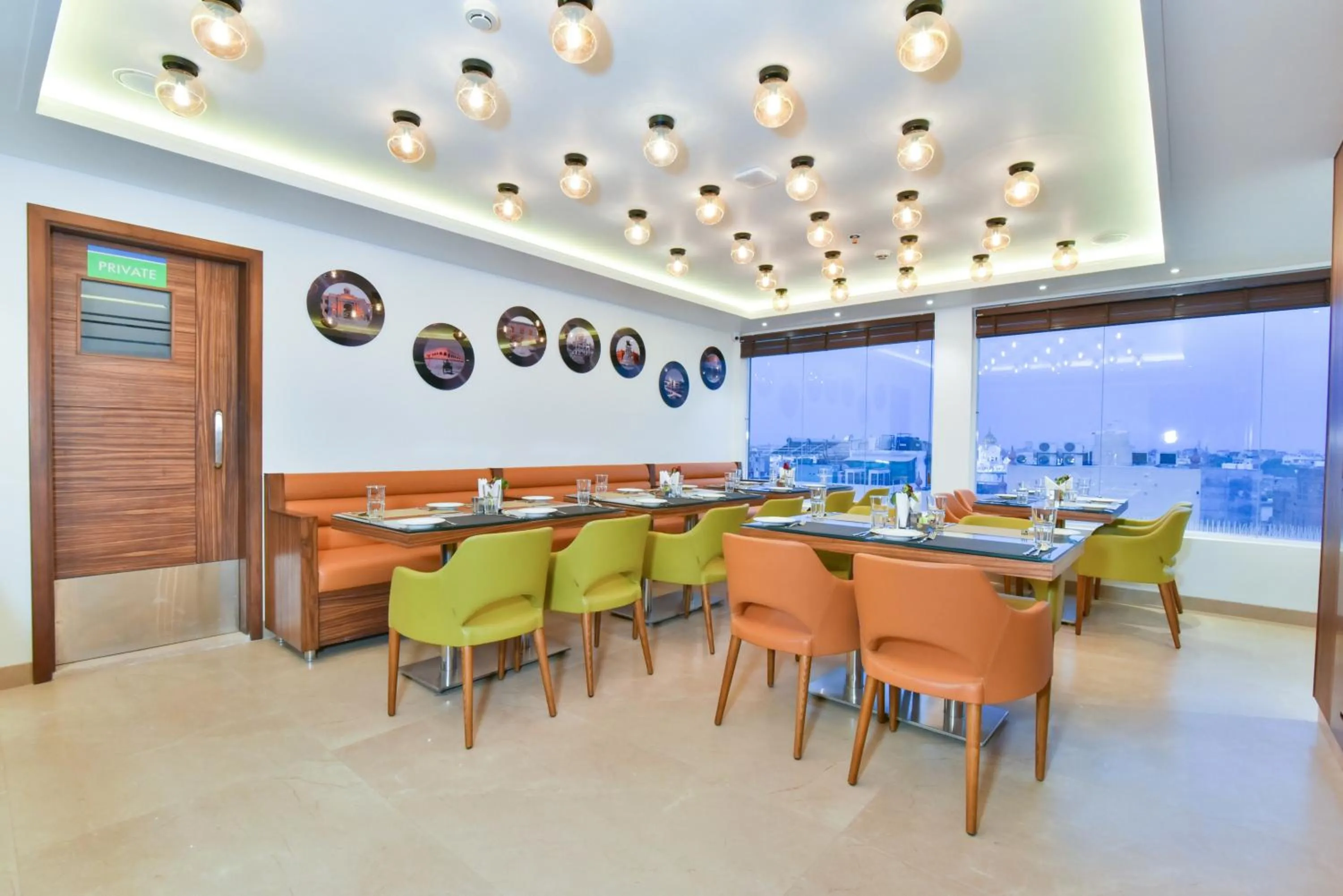 Restaurant/places to eat in SureStay by Best Western Heritage Walk