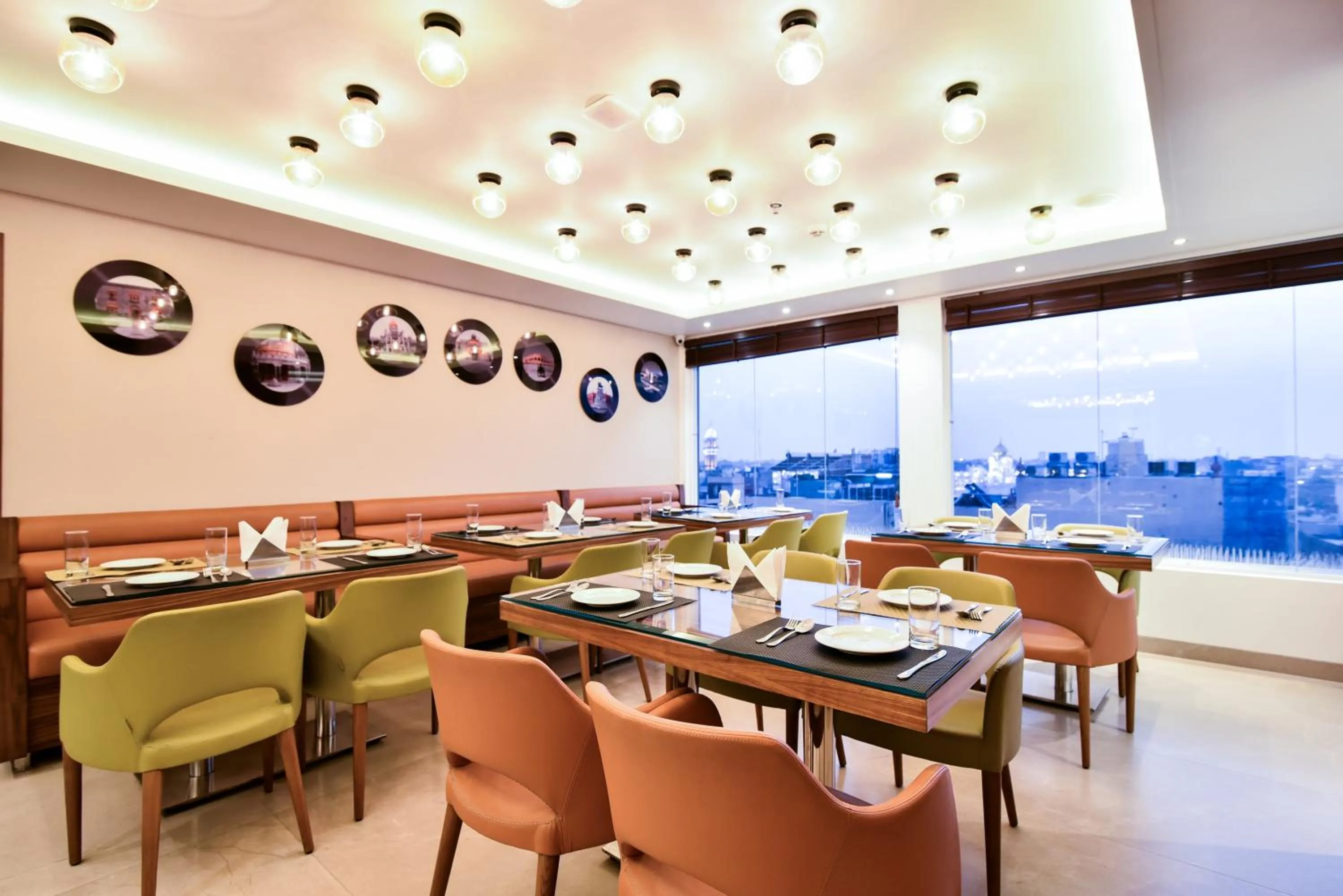 Restaurant/places to eat in SureStay by Best Western Heritage Walk