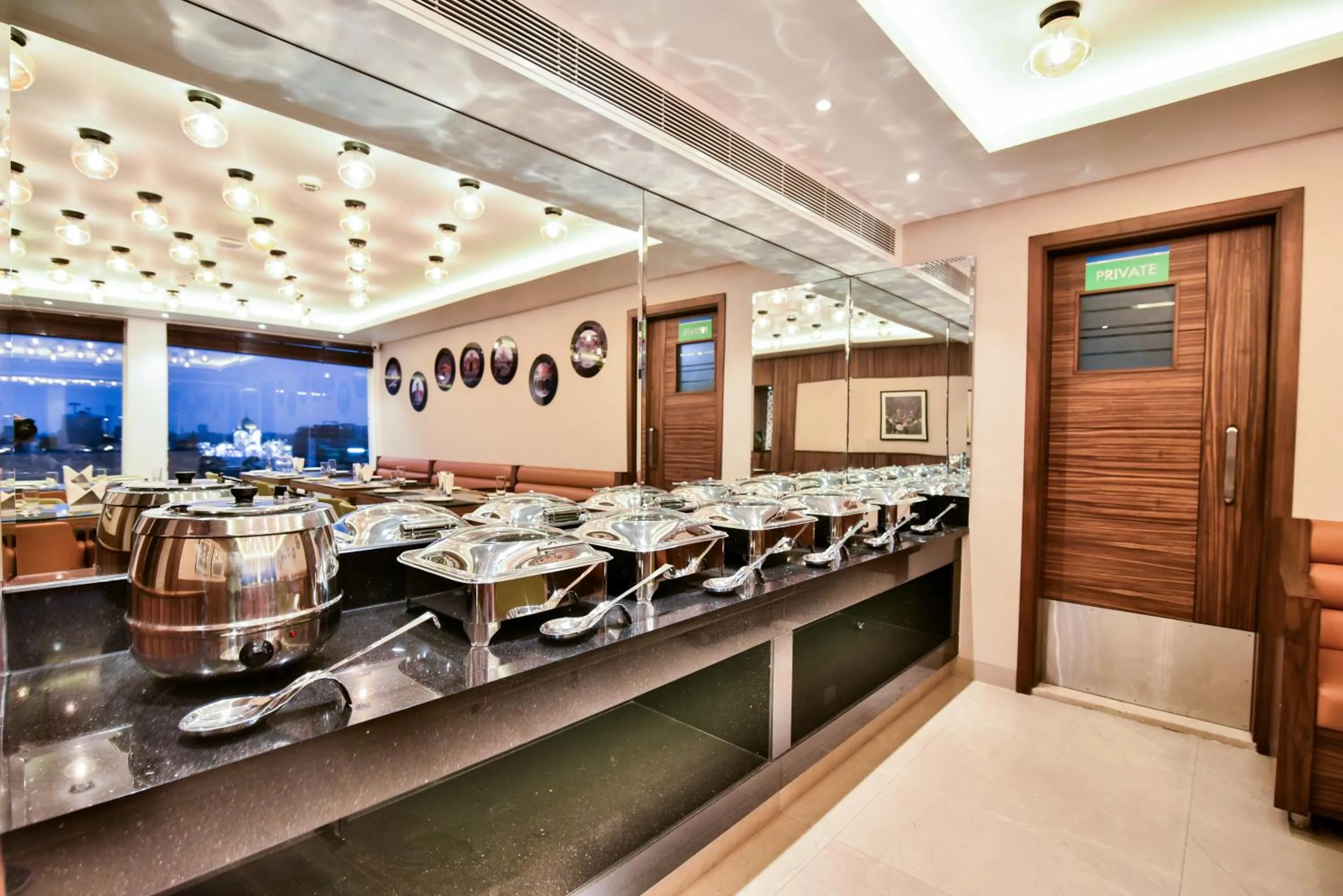 Restaurant/places to eat in SureStay by Best Western Heritage Walk