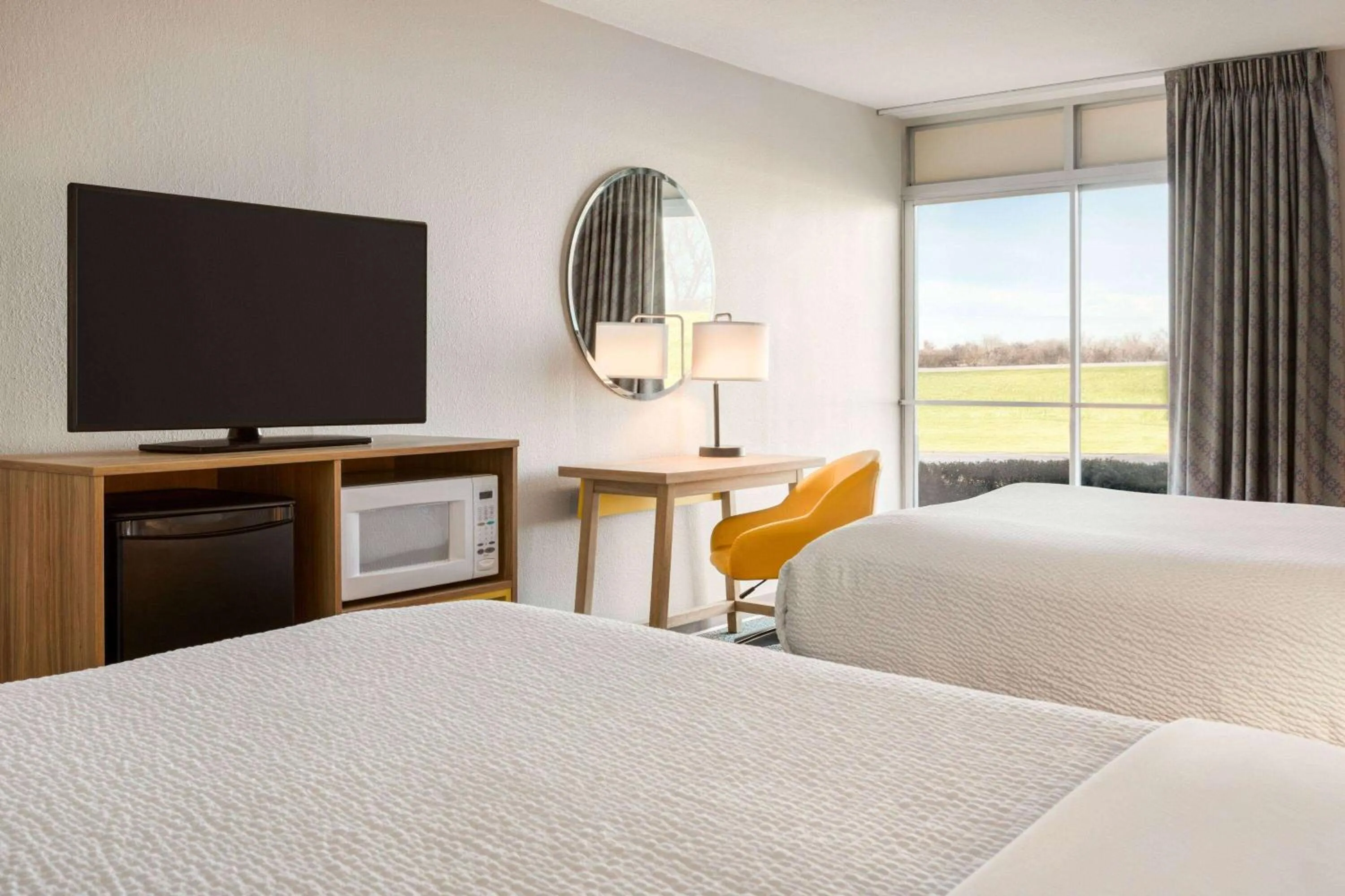 Photo of the whole room, Bed in Days Inn by Wyndham Grand Island I-80