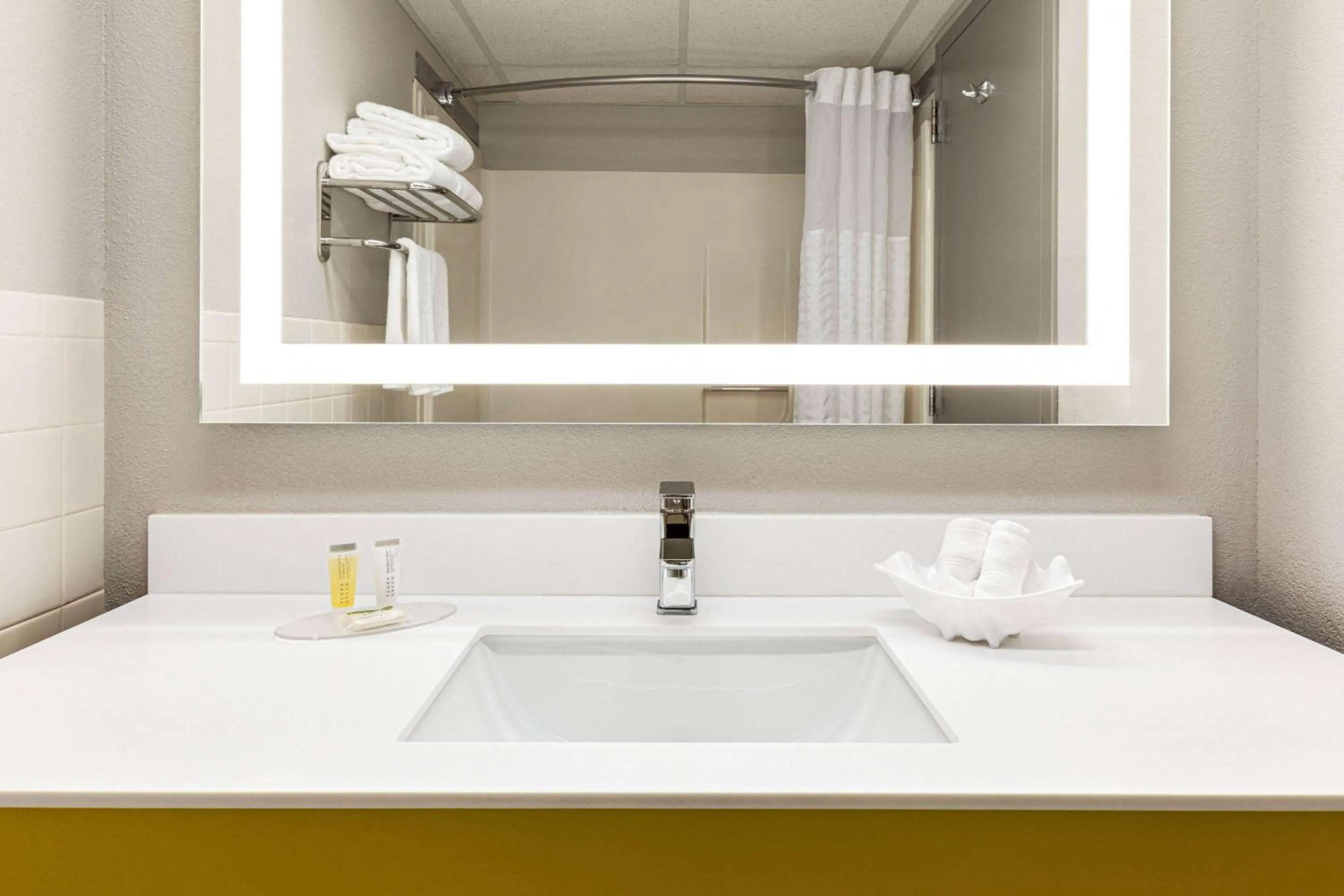 Bathroom in Days Inn by Wyndham Grand Island I-80