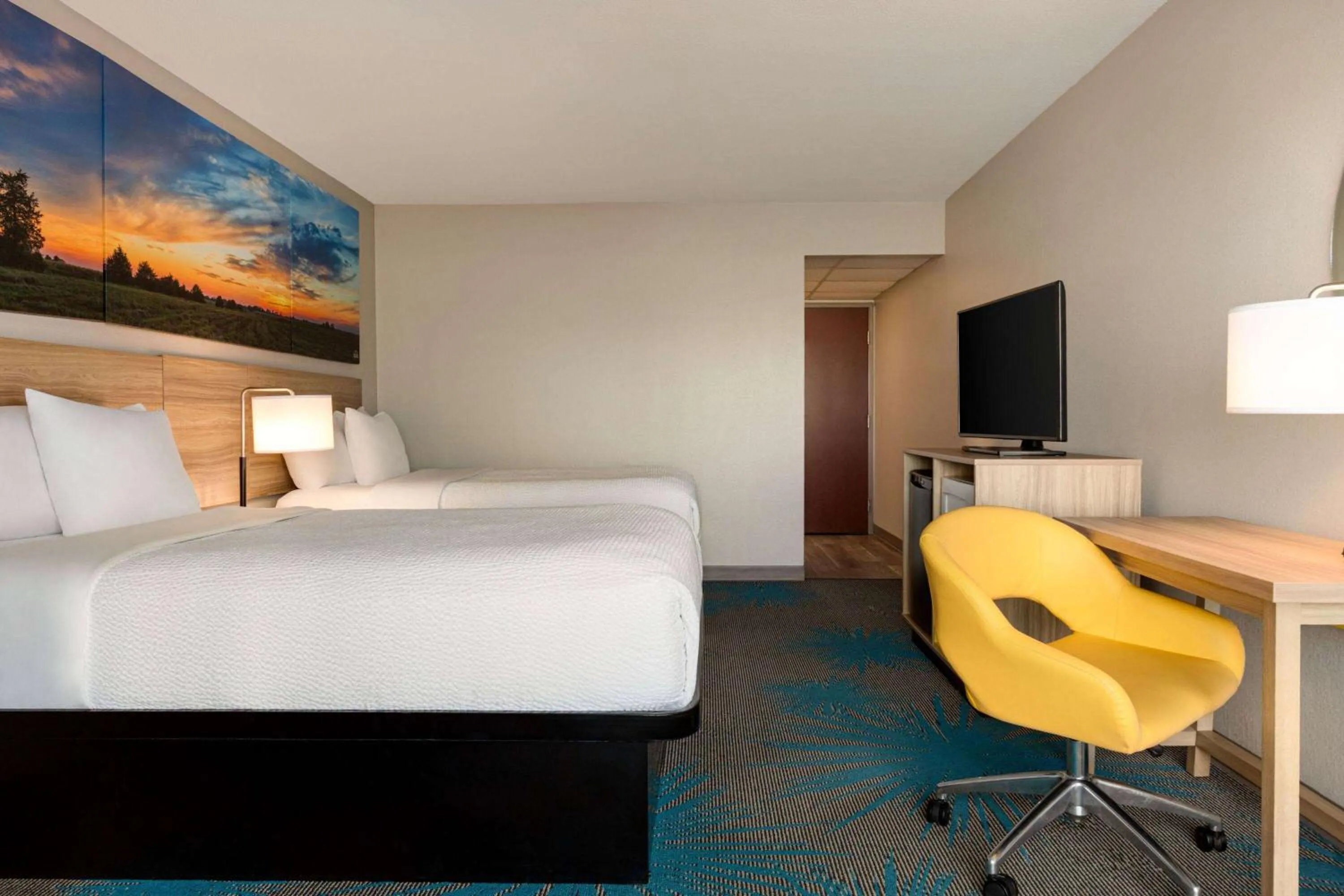 Photo of the whole room, Bed in Days Inn by Wyndham Grand Island I-80