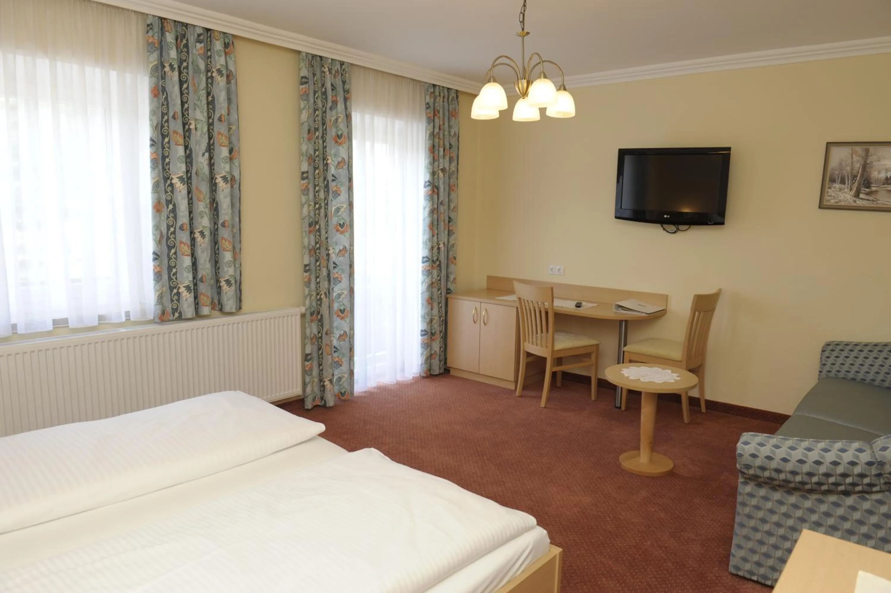 TV and multimedia, Bed in Landhotel Stofflerwirt